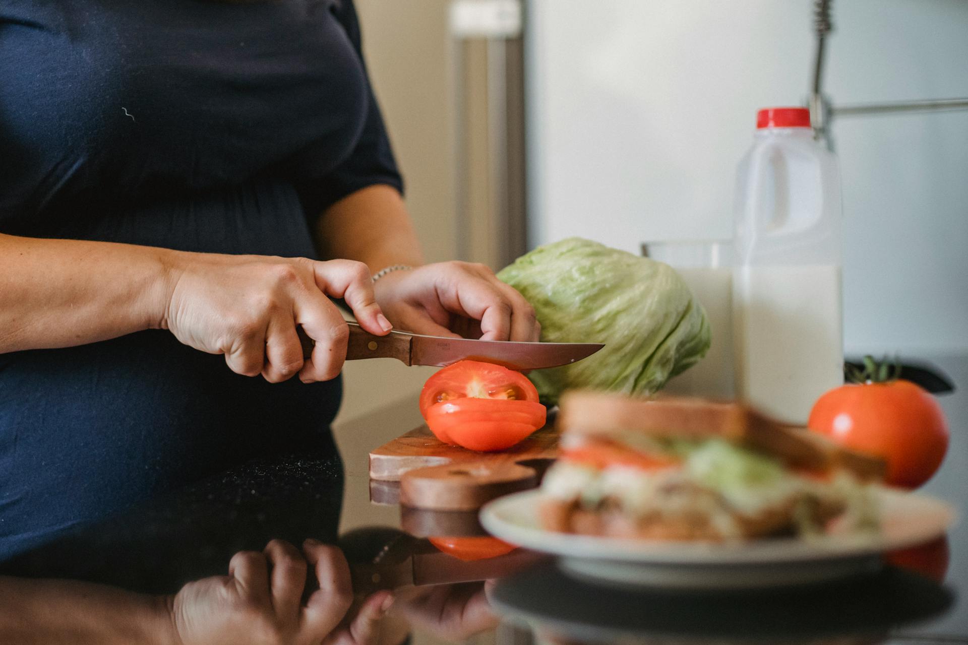Une femme travaillant dans une cuisine | Source : Pexels