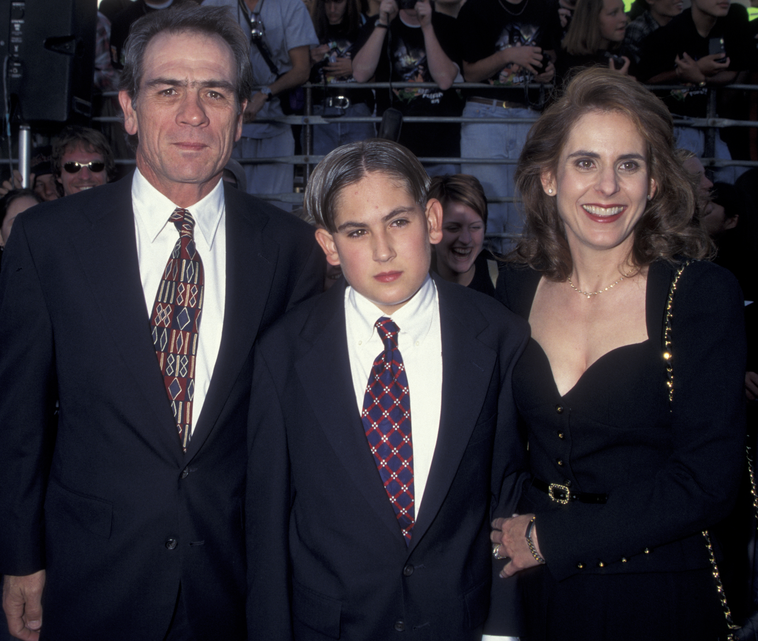 Tommy Lee Jones, sa femme Kimberlea Jones et son fils Austin Jones lors de la première mondiale de "Batman Forever" le 9 juin 1995 à Westwood, Californie. | Source : Getty Images