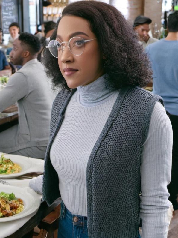 Une femme debout dans un restaurant bondé | Source : Midjourney