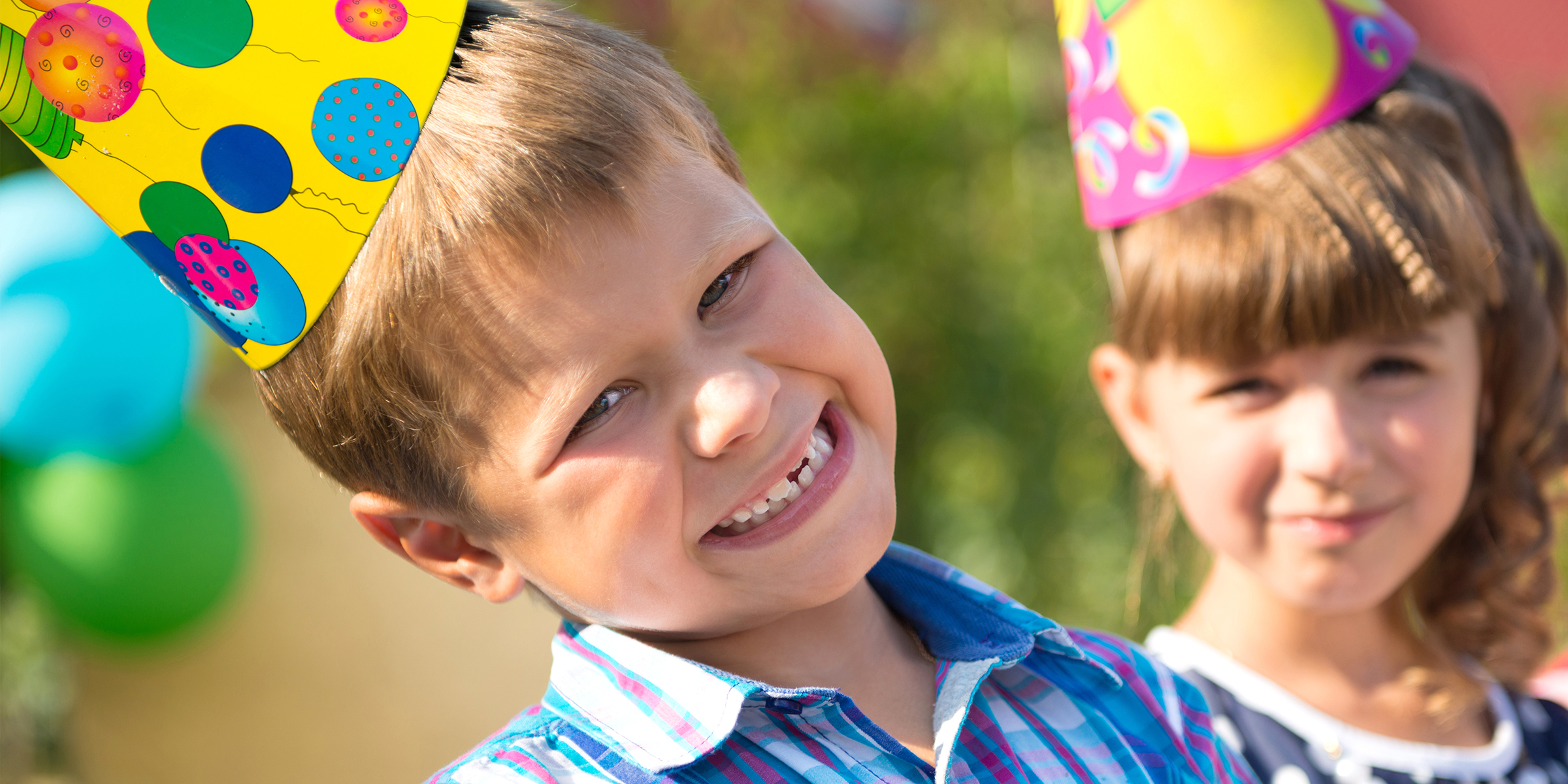 Des enfants profitent d'un moment de gaieté avec des chapeaux de fête et du soleil | Source : Shutterstock