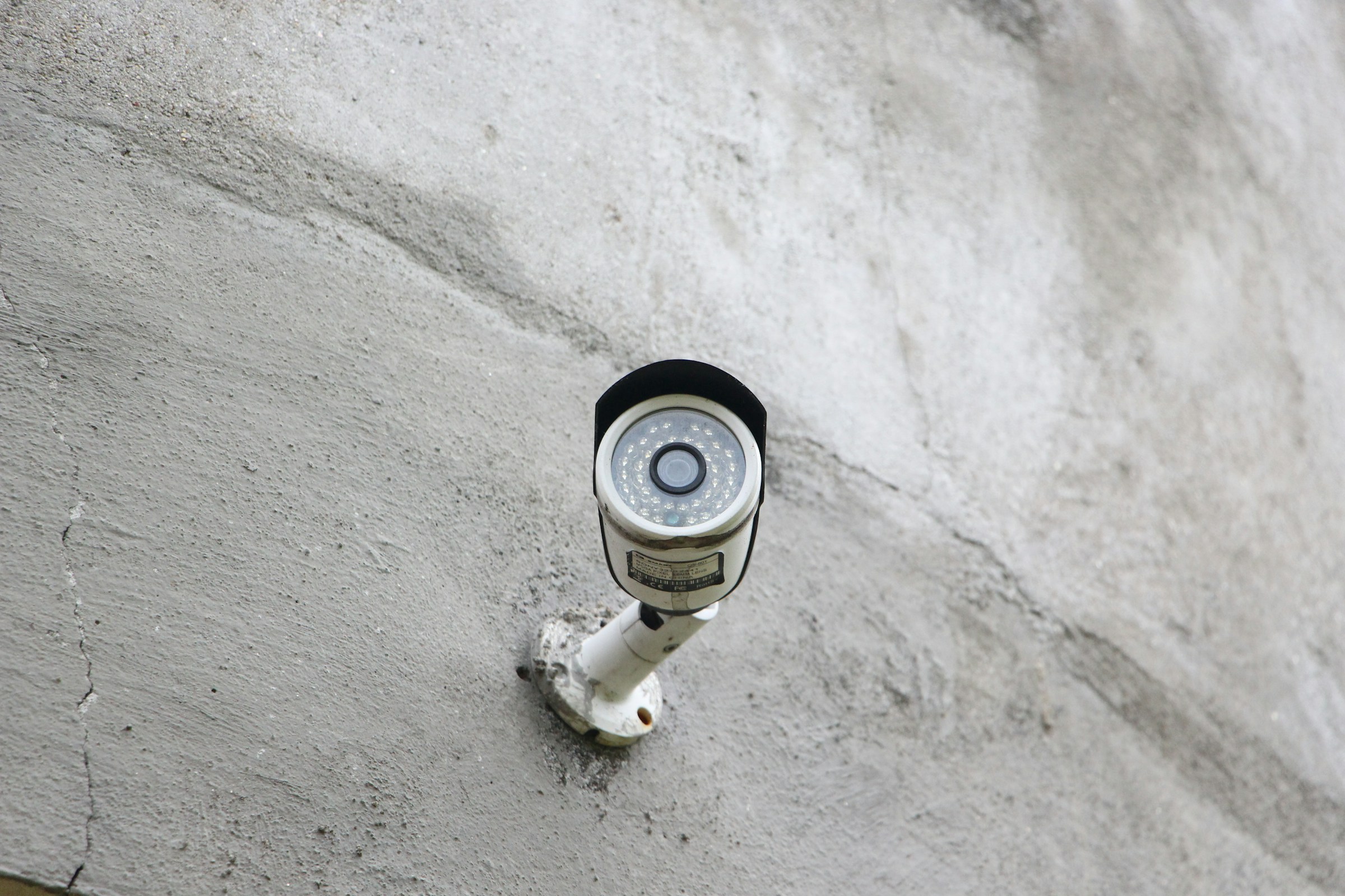 Vue rapprochée d'une caméra de vidéosurveillance | Source : Unsplash