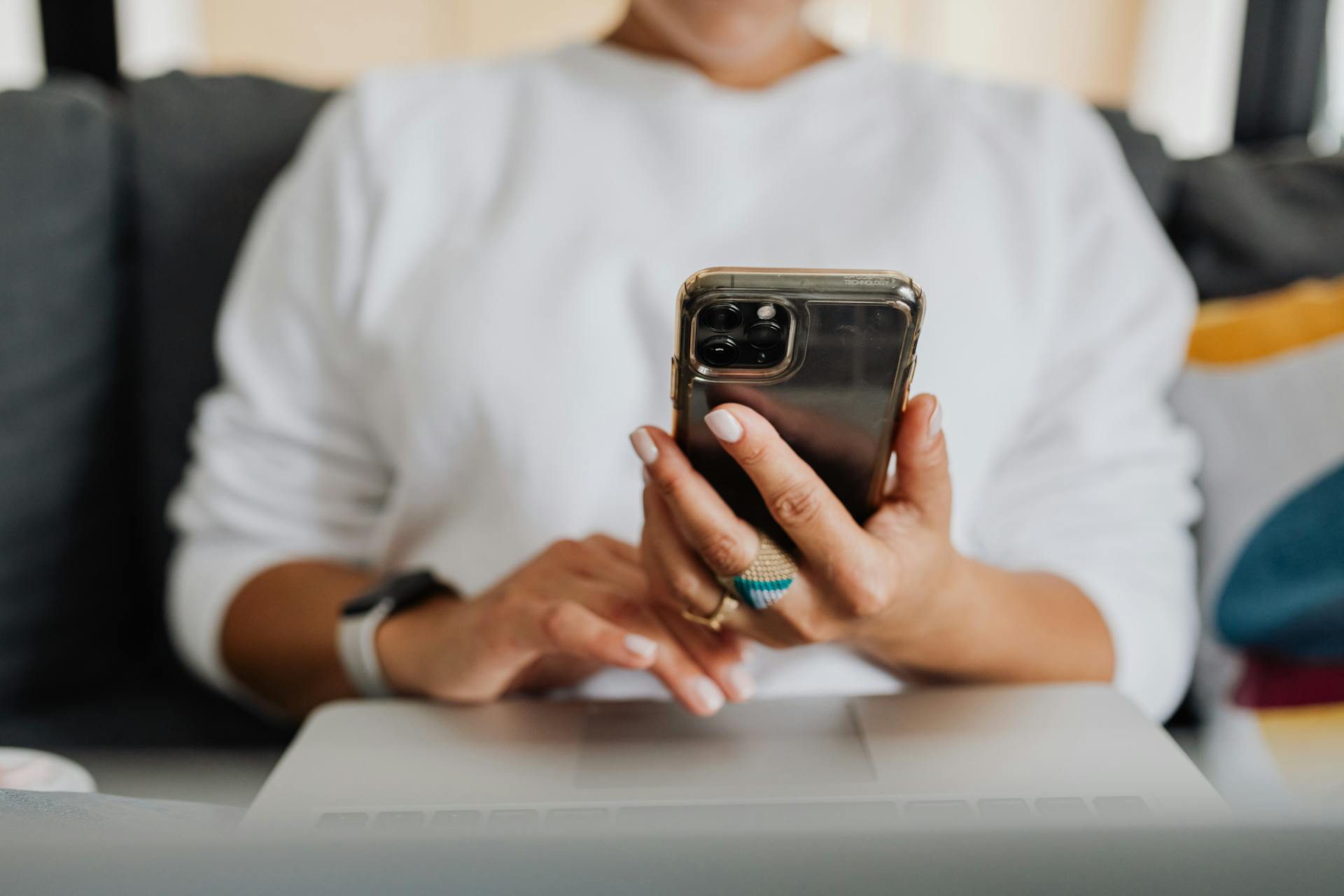 Une femme utilisant son téléphone | Source : Pexels