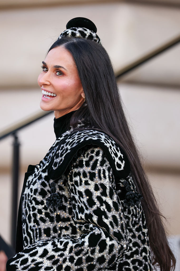 Demi Moore assiste au défilé Schiaparelli Haute Couture Week Printemps/Été 2026 dans le cadre de la Fashion Week de Paris, le 26 janvier 2026 à Paris, en France I Source : Getty Images