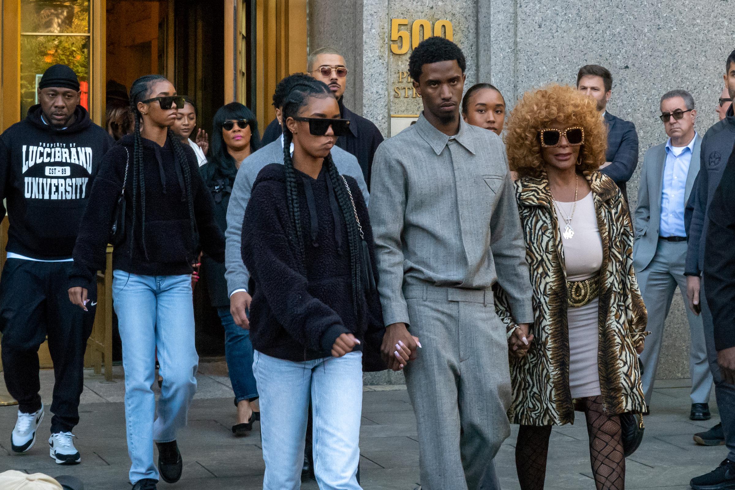 La famille Combs quitte le tribunal fédéral du district sud de New York après une audience préliminaire pour Sean 'Diddy' Combs, le 10 octobre 2024. | Source : Getty Images.