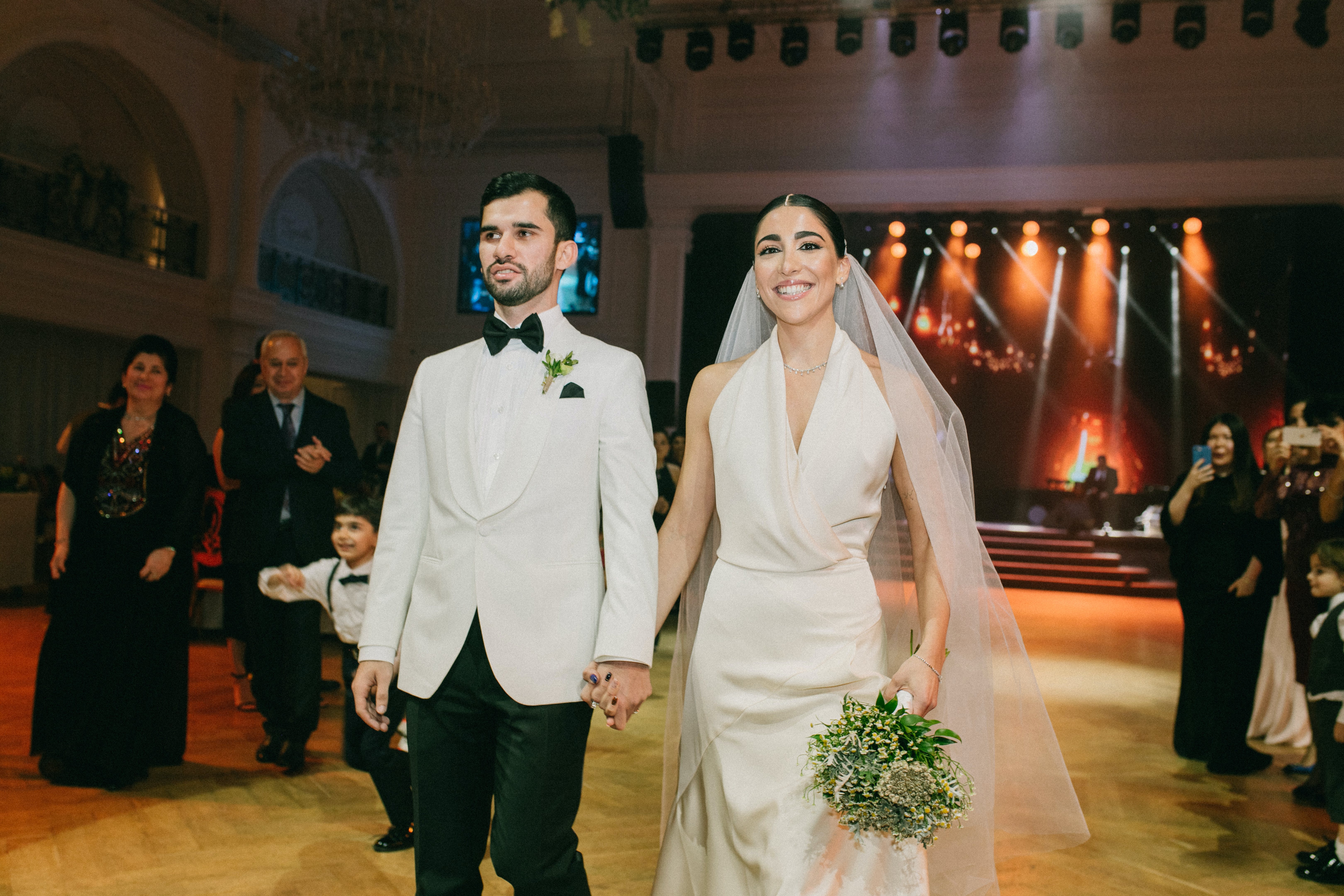 Le marié et la mariée marchant main dans la main sur le lieu du mariage | Source : Pexels