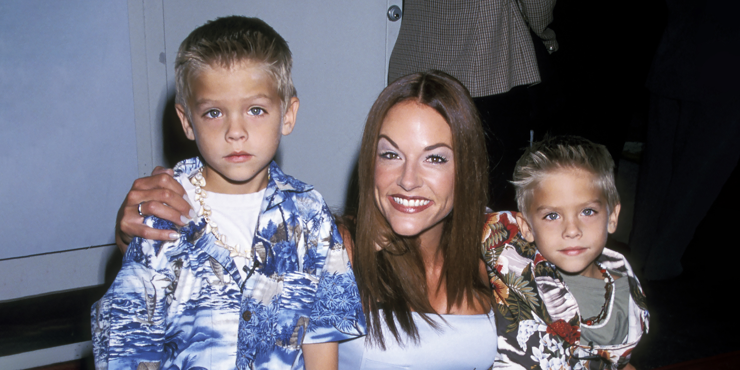 Cole Sprouse, Melanie Wright et Dylan Sprouse | Source : Getty Images