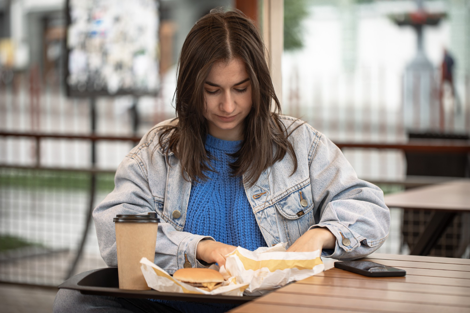 Une jeune femme triste prenant son repas | Source : Freepik