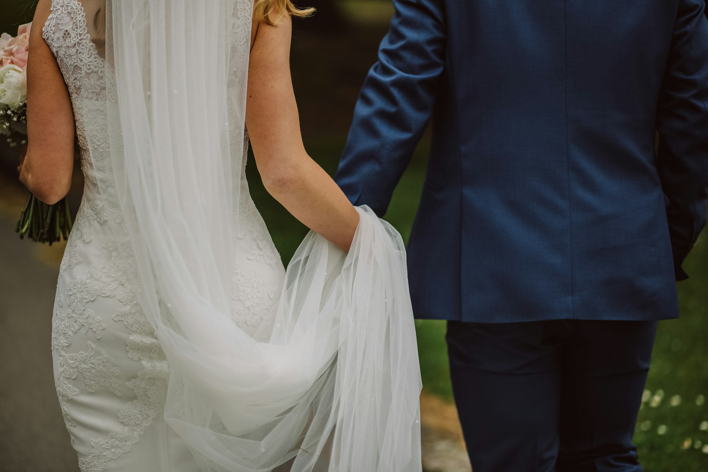 Une mariée et un marié se tenant par la main | Source : Unsplash