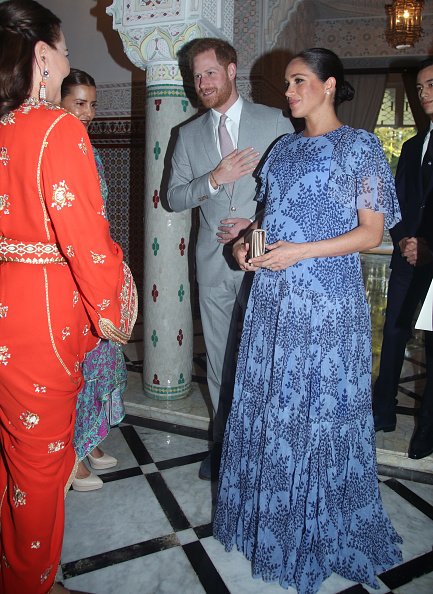 Le Prince Harry et Meghan Markle saluent la Princesse Lalla Meryem et la Princesse Lalla Hasna du Maroc à la résidence du Roi Mohammed VI le 25 février 2019 à Rabat, Maroc. | Source : Getty Images