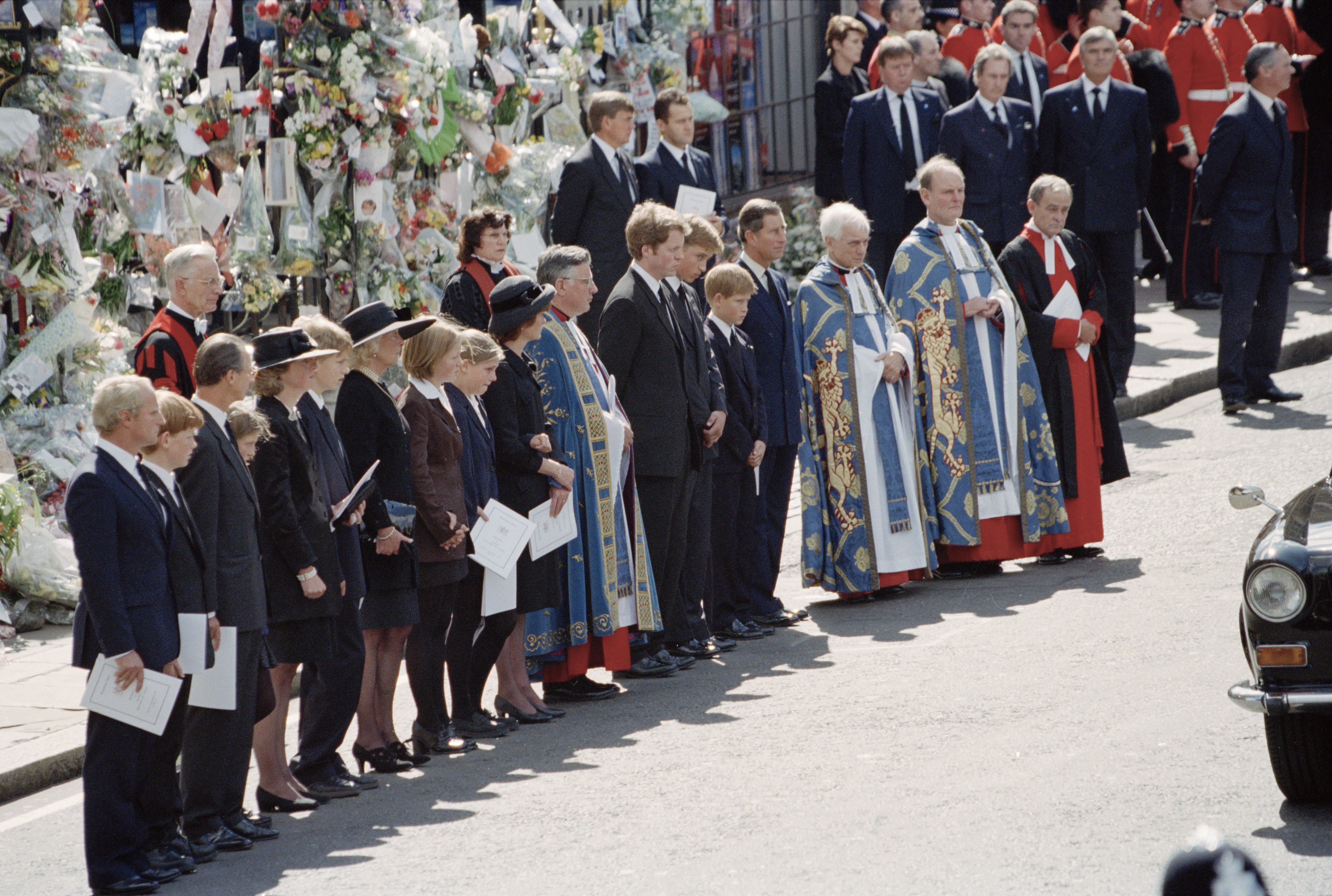 Les funérailles de Diana, Princesse de Galles à l'abbaye de Westminster à Londres, le 6 septembre 1997. L'alignement des membres de la famille lorsque le cercueil quitte l'abbaye après la cérémonie. |Photo : Getty Images