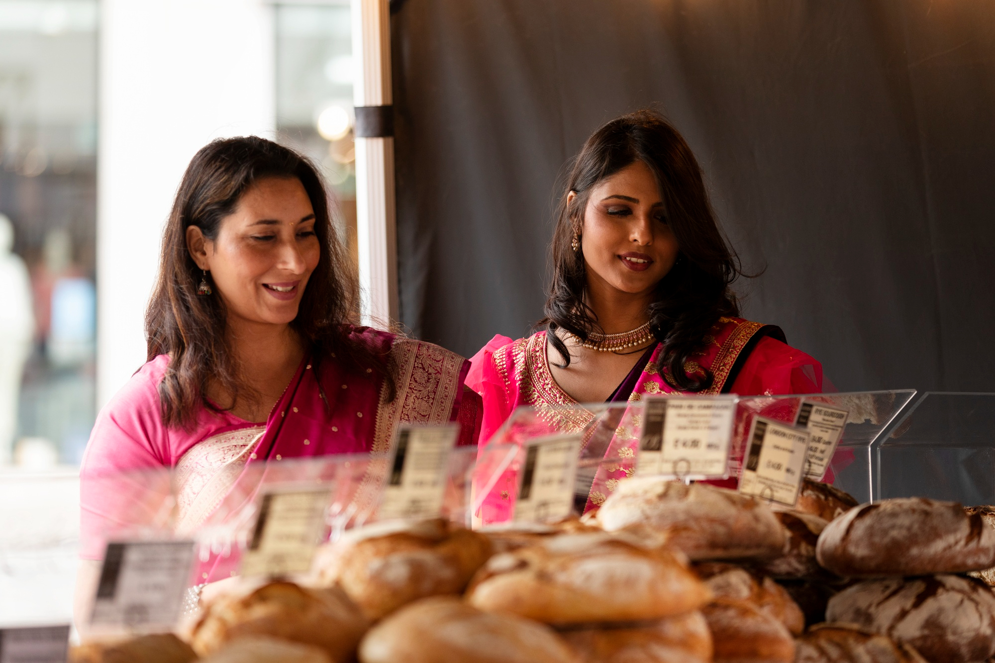 Deux femmes dans une boulangerie | Source : Freepik