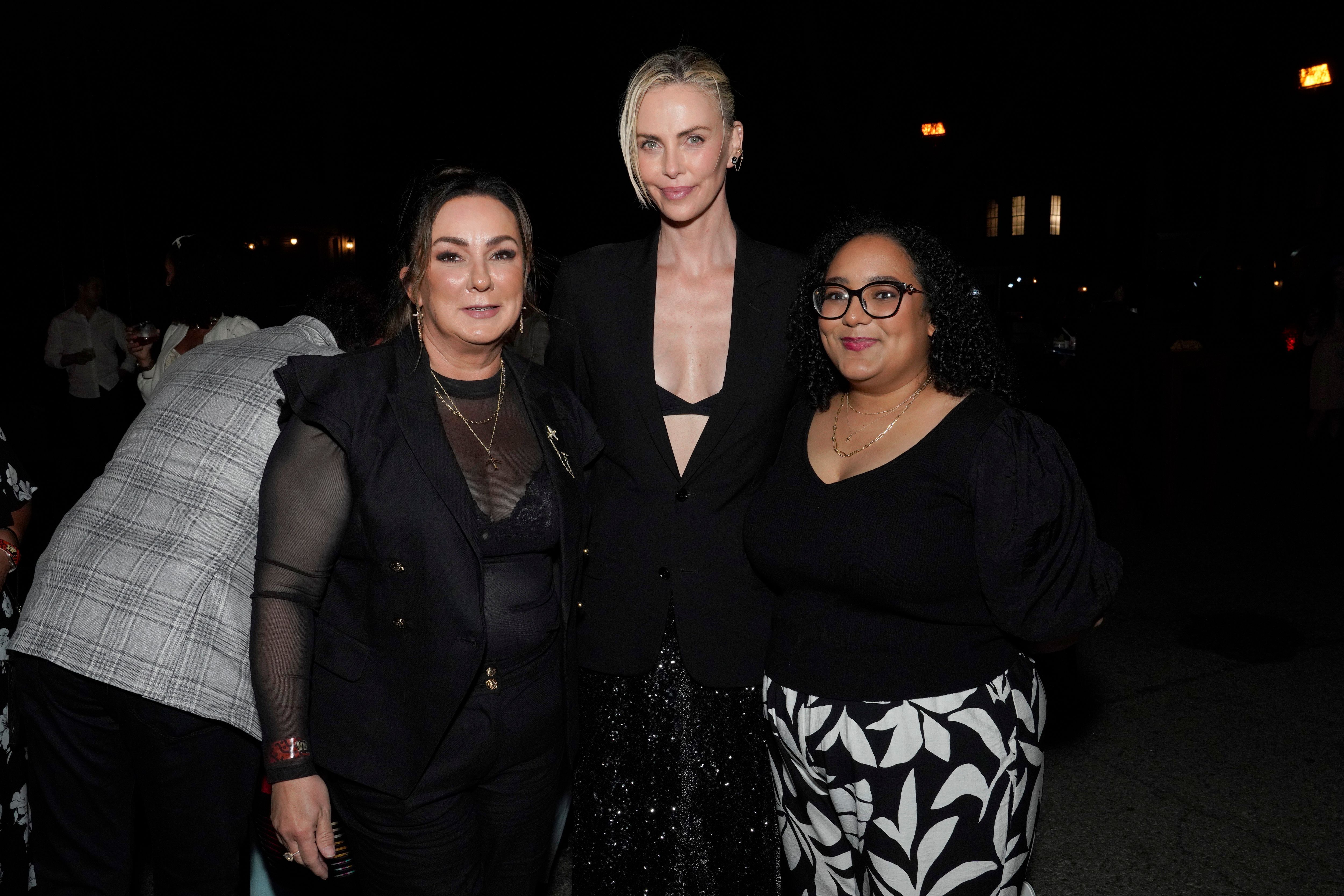 Charlize Theron et ses invités lors de la fête de quartier du Charlize Theron Africa Outreach Project (CTAOP) à Universal City, en Californie, le 13 juillet 2024 | Source : Getty Images