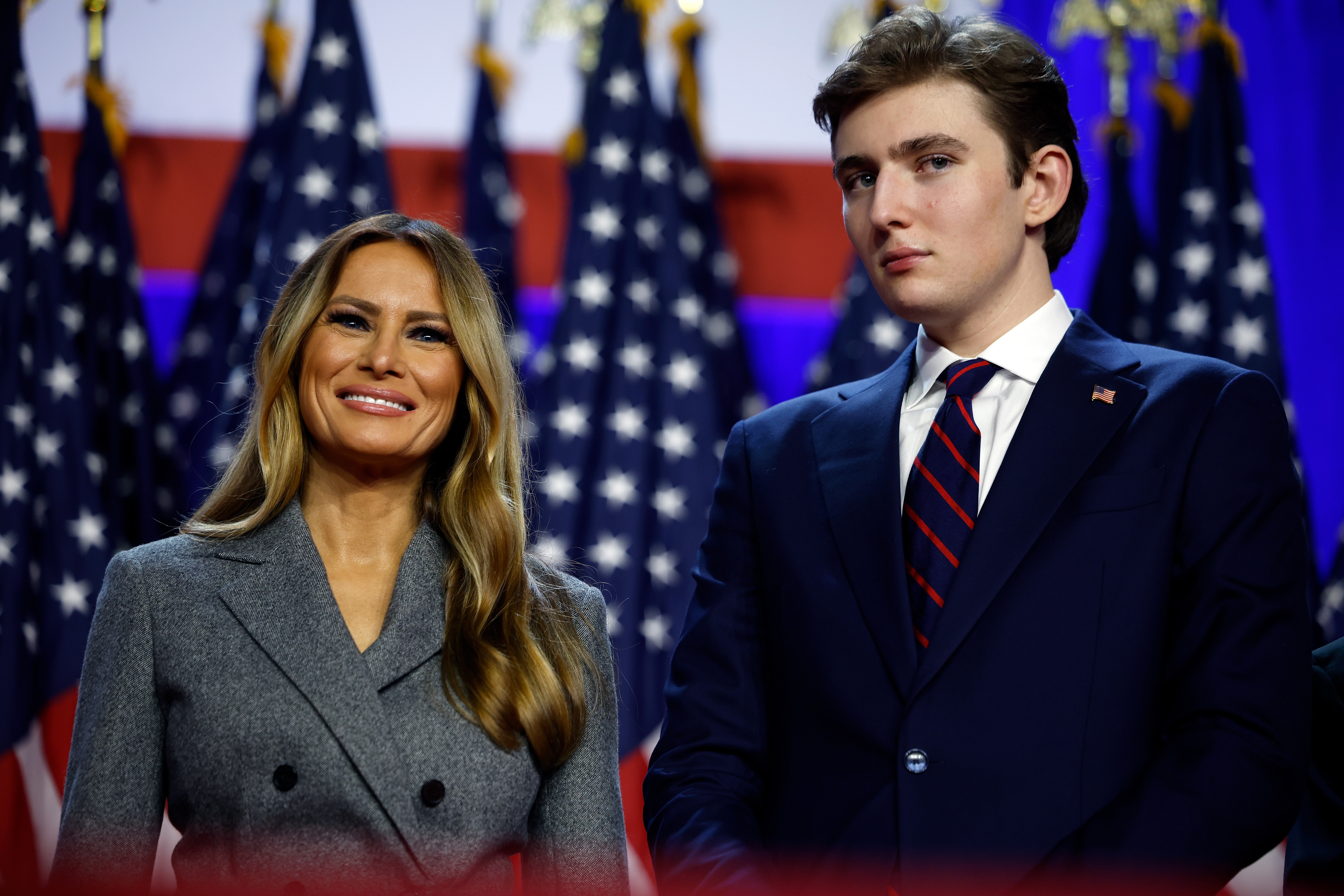 Melania Trump et Barron Trump regardent le président Donald Trump s'exprimer lors d'une soirée électorale au Palm Beach Convention Center, le 6 novembre 2024, en Floride. | Source : Getty Images