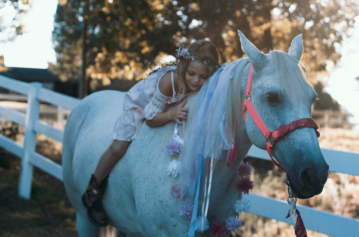 Ellie a toujours voulu être comme Rachel, la fille du milliardaire. | Source : Unsplash