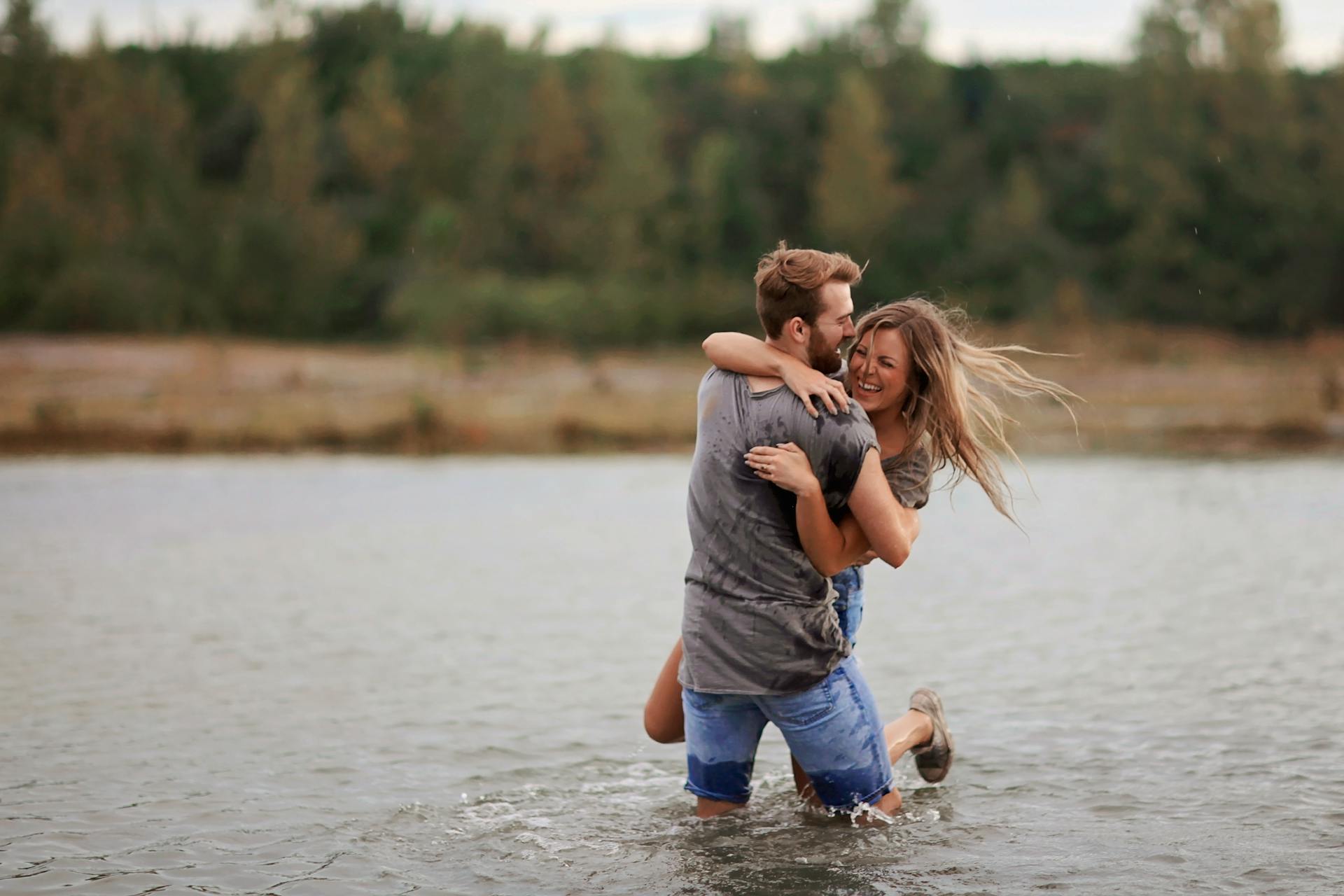 Un couple qui s'amuse | Source : Pexels