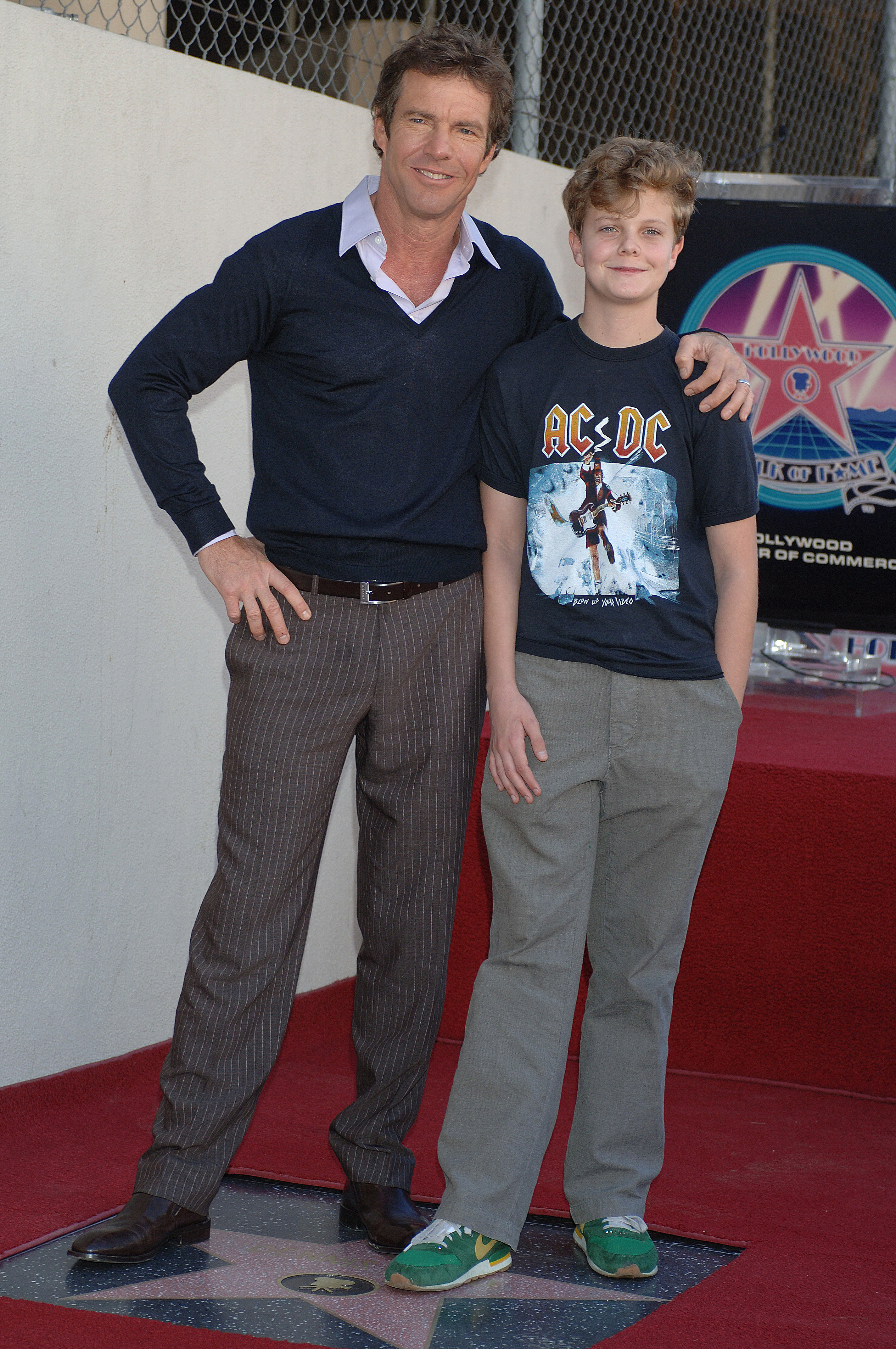 Dennis et son fils Jack Quaid posent devant sa nouvelle étoile sur le Hollywood Walk of Fame le 16 novembre 2005 | Source : Getty Images