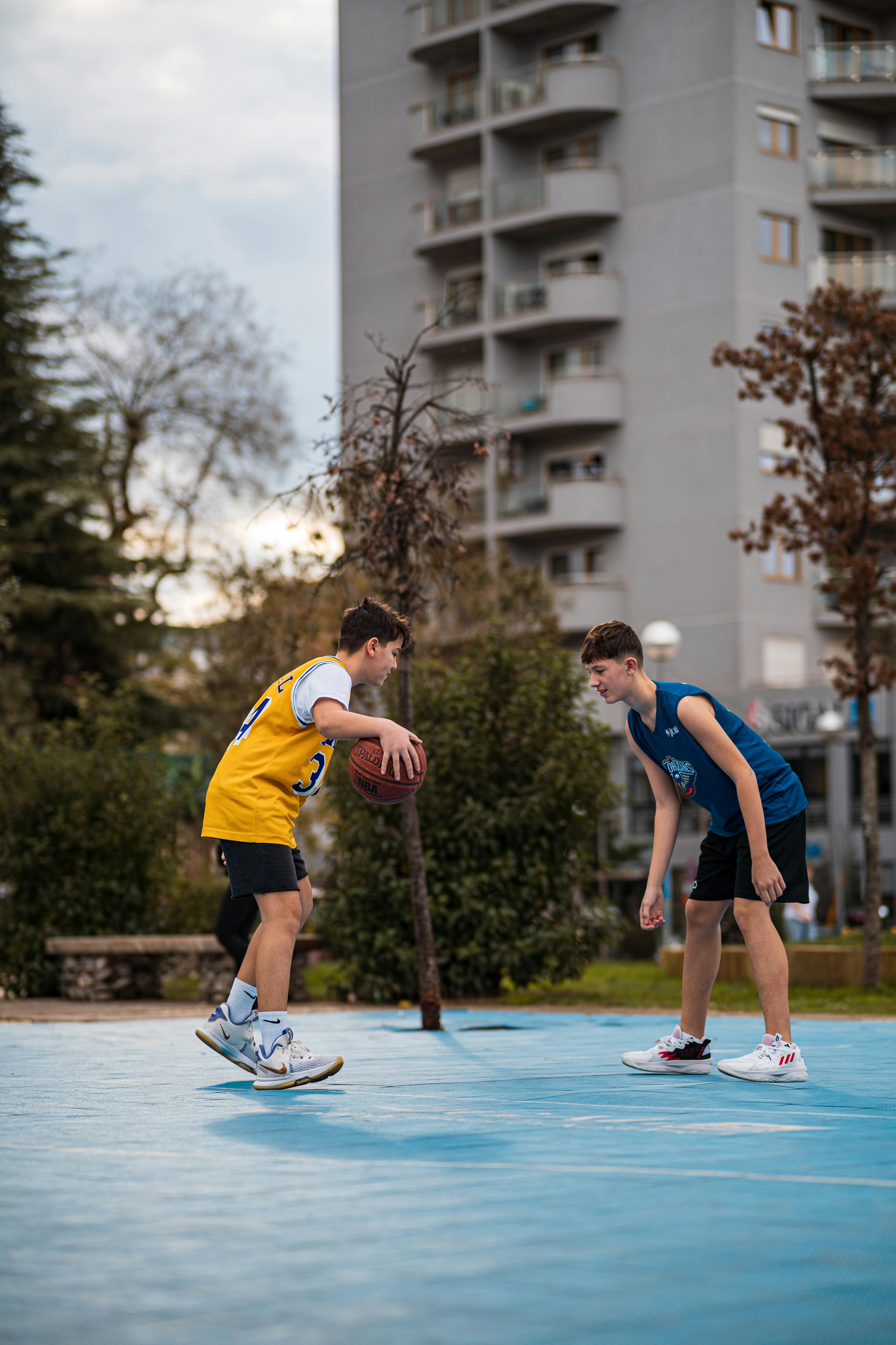 Deux adolescents jouant au basket-ball | Source : Pexels