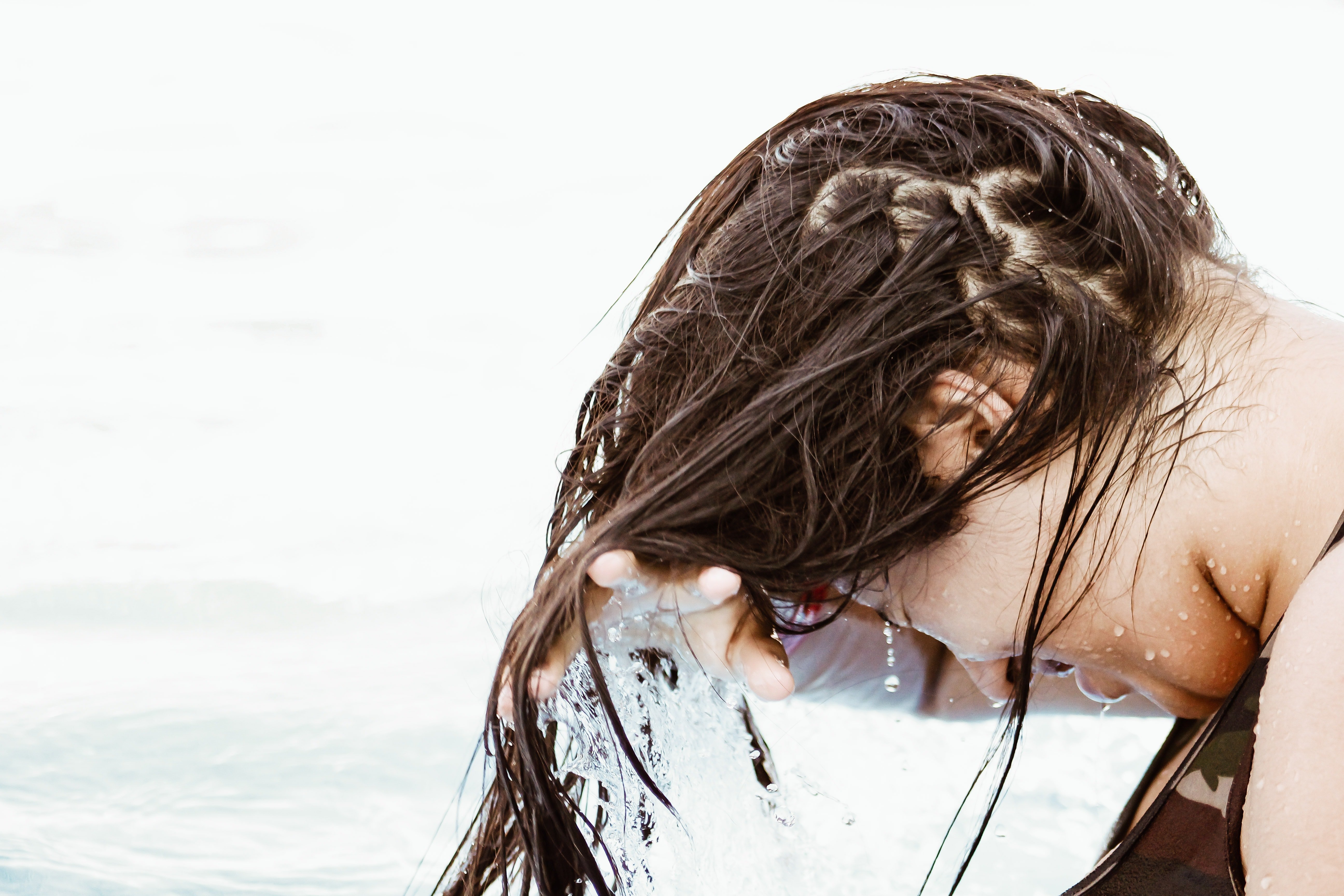 Une femme lave ses cheveux. | Photo : Unsplash