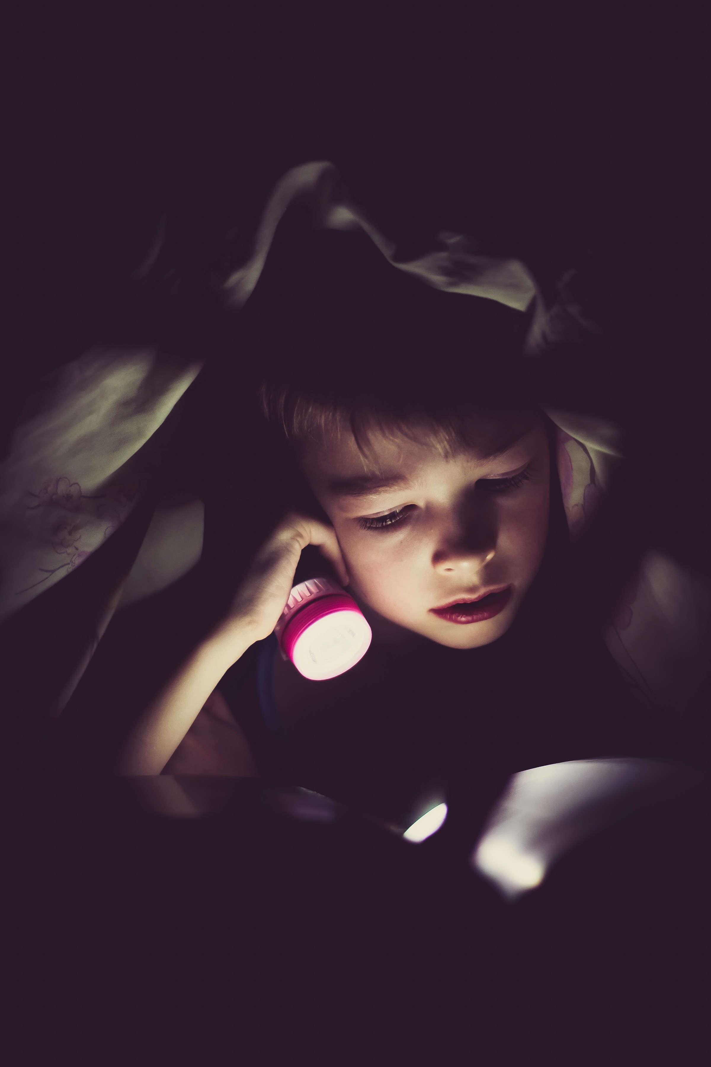 Un petit garçon tenant une lampe de poche | Source : Unsplash