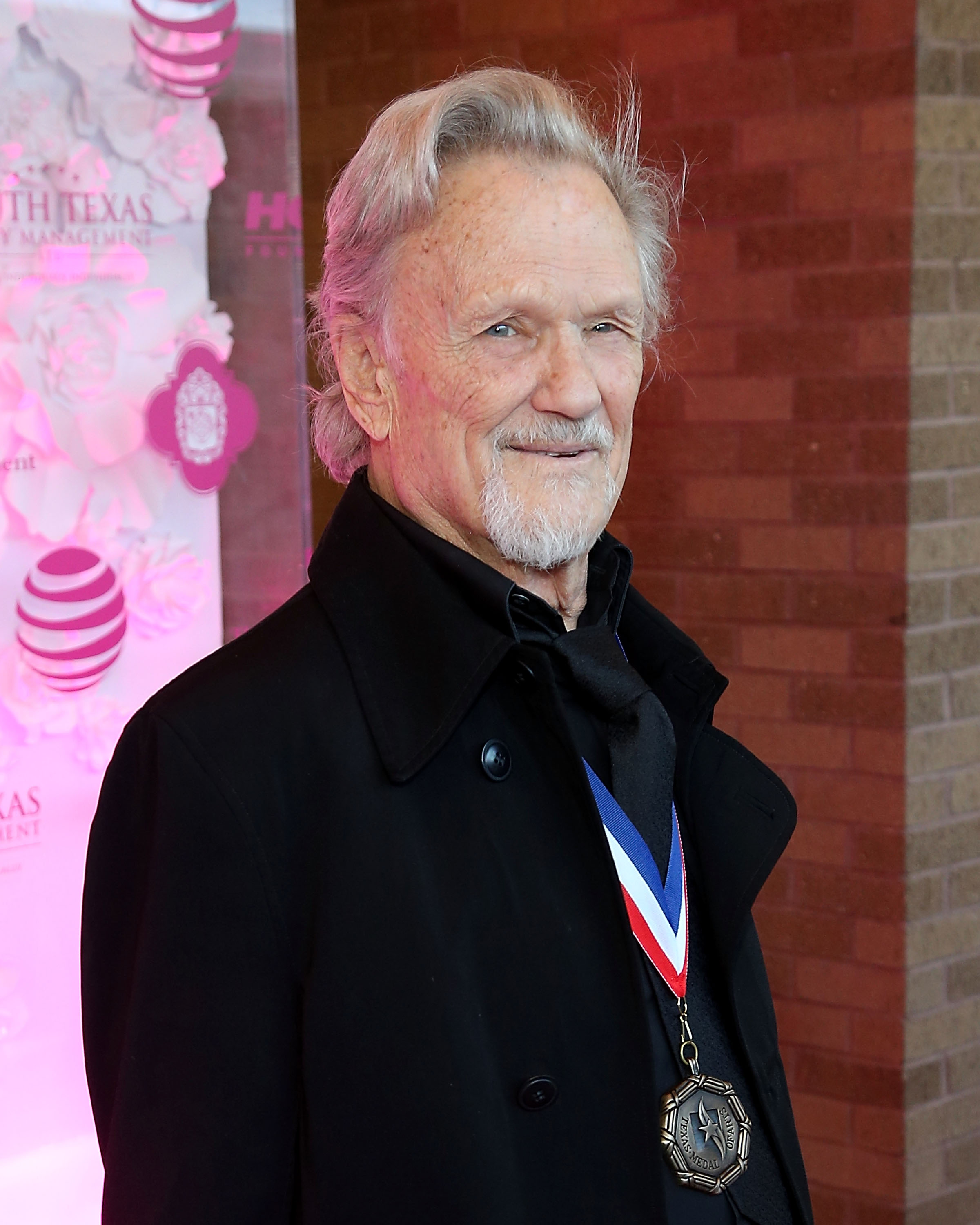 Kris Kristofferson assiste à la remise des prix de la médaille des arts du Texas au Bass Concert Hall à Austin, Texas, le 22 février 2017 | Source : Getty Images