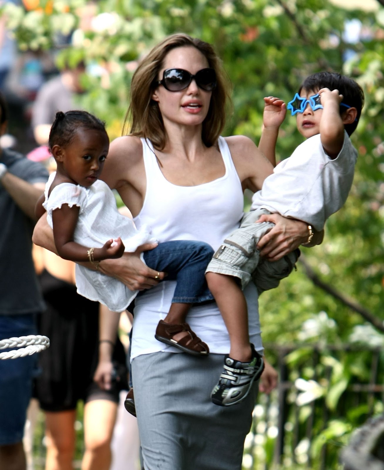 Angelina Jolie avec Zahara et Maddox au carrousel de Central Park le 25 août 2007 à New York. | Source : Getty Images