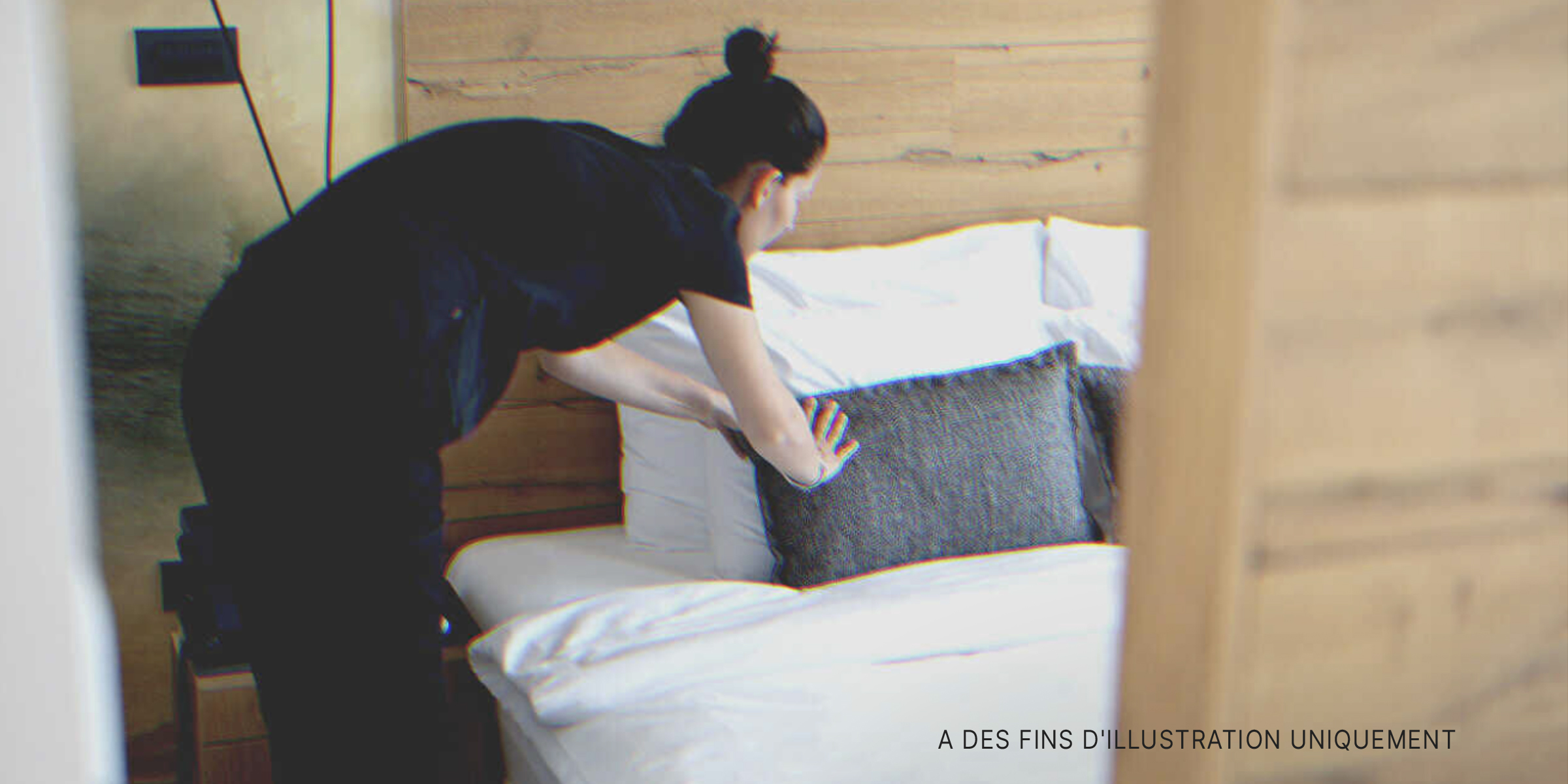 Une femme de ménage fait le lit | Source : Getty Images
