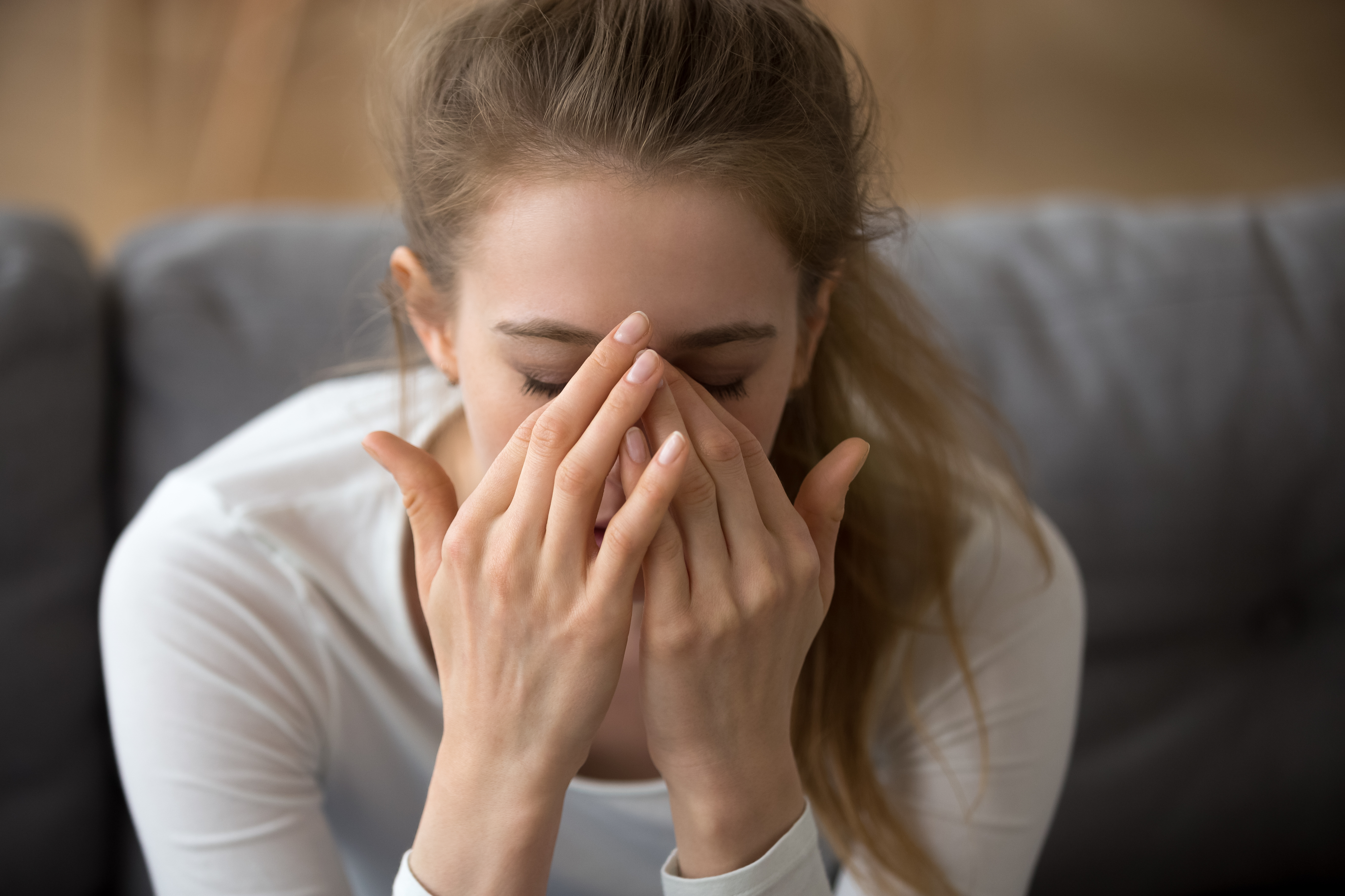 Une jeune fille se couvrant le visage avec ses mains | Source : Shutterstock