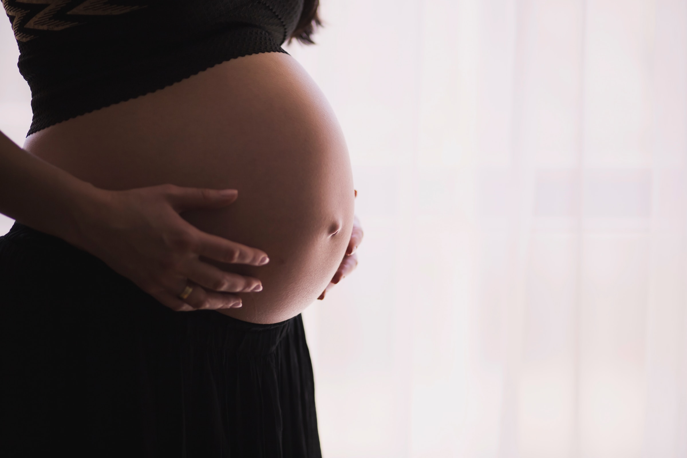 Femme enceinte tenant son ventre | Source : Unsplash