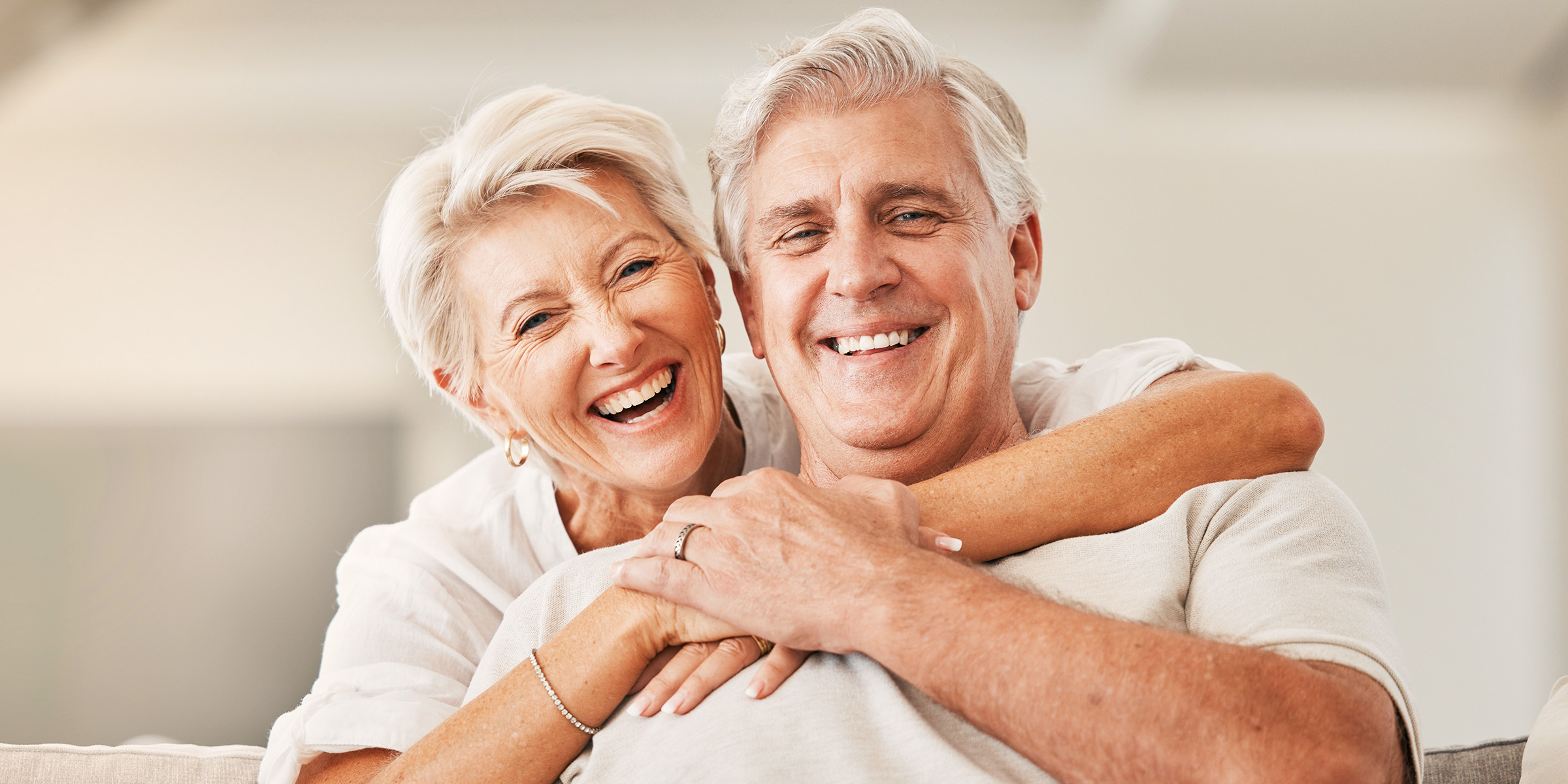 Un couple de personnes âgées souriant | Source : Shutterstock