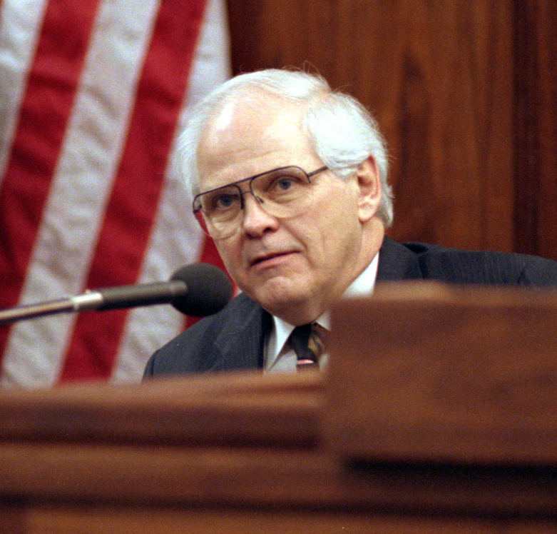 Le frère de Kitty Menendez, Brian Anderson, à la barre du tribunal en 1993. | Source : Getty Images