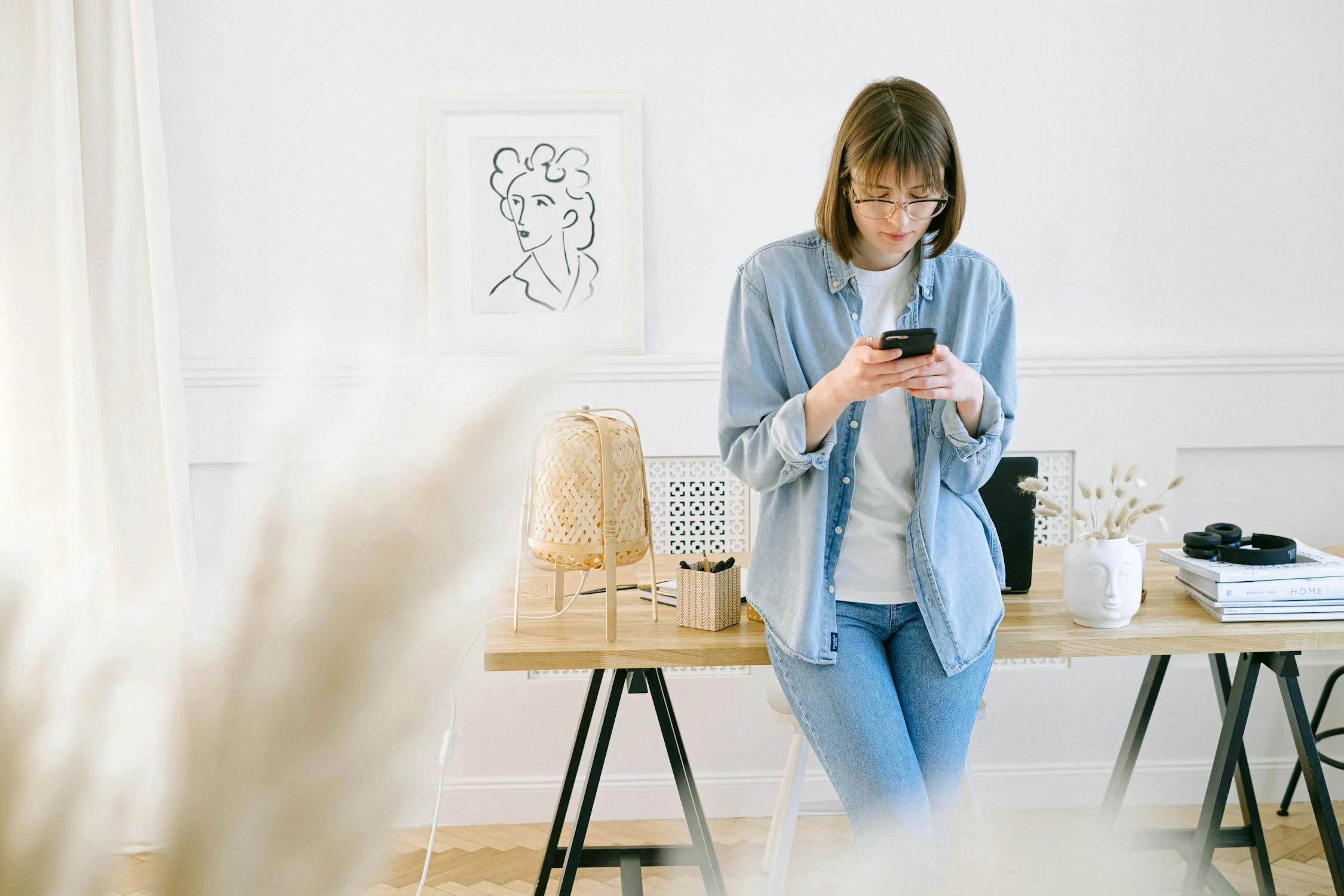 Une femme qui regarde son téléphone | Source : Pexels