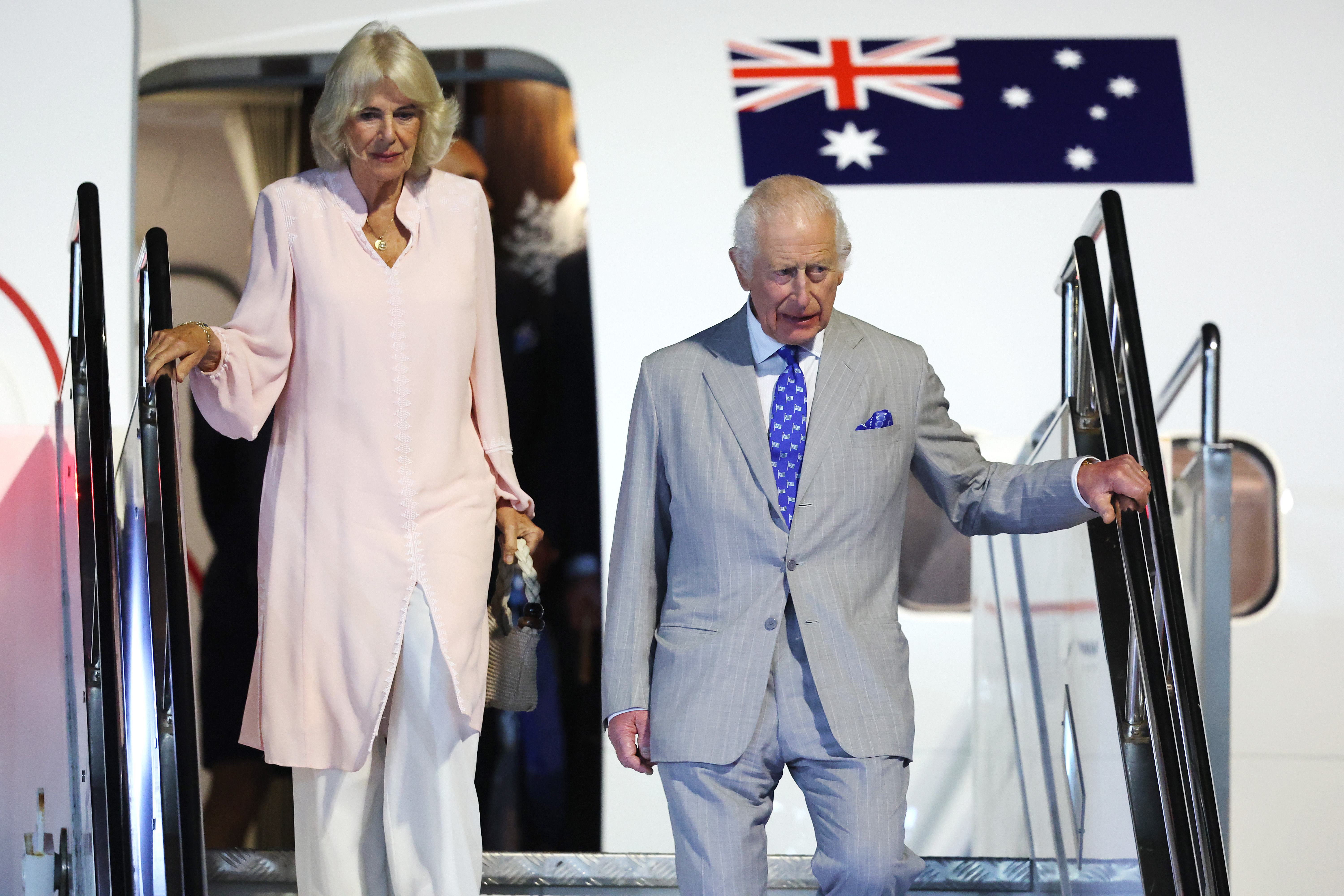 Le roi Charles III et la reine Camilla arrivent à l'aéroport international de Faleolo le 23 octobre 2024, à Apia, aux Samoa. | Source : Getty Images