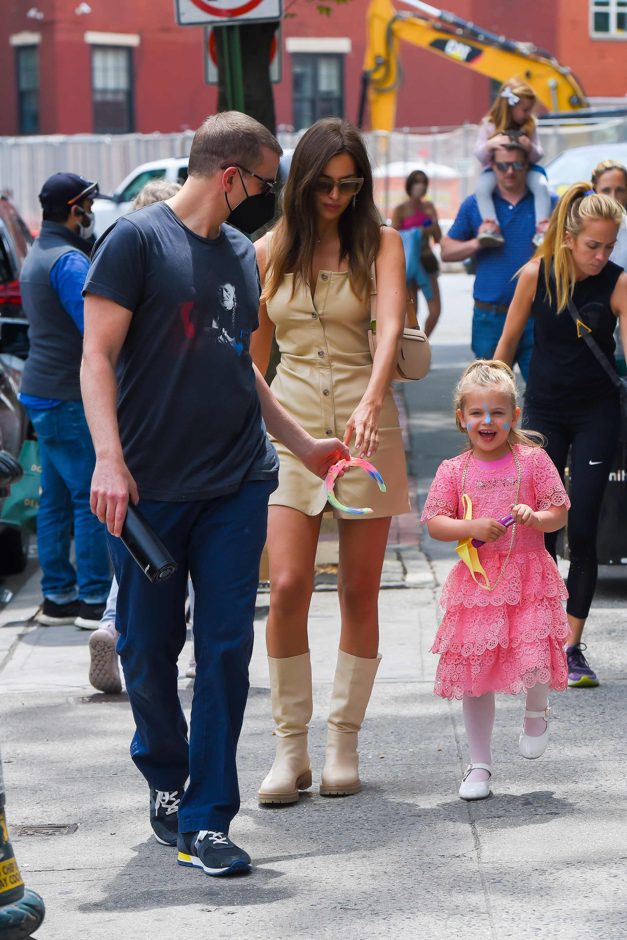 Bradley Cooper, Irina Shayk et Lea Cooper repérés à Manhattan le 2 juin 2021, à New York. | Source : Getty Images