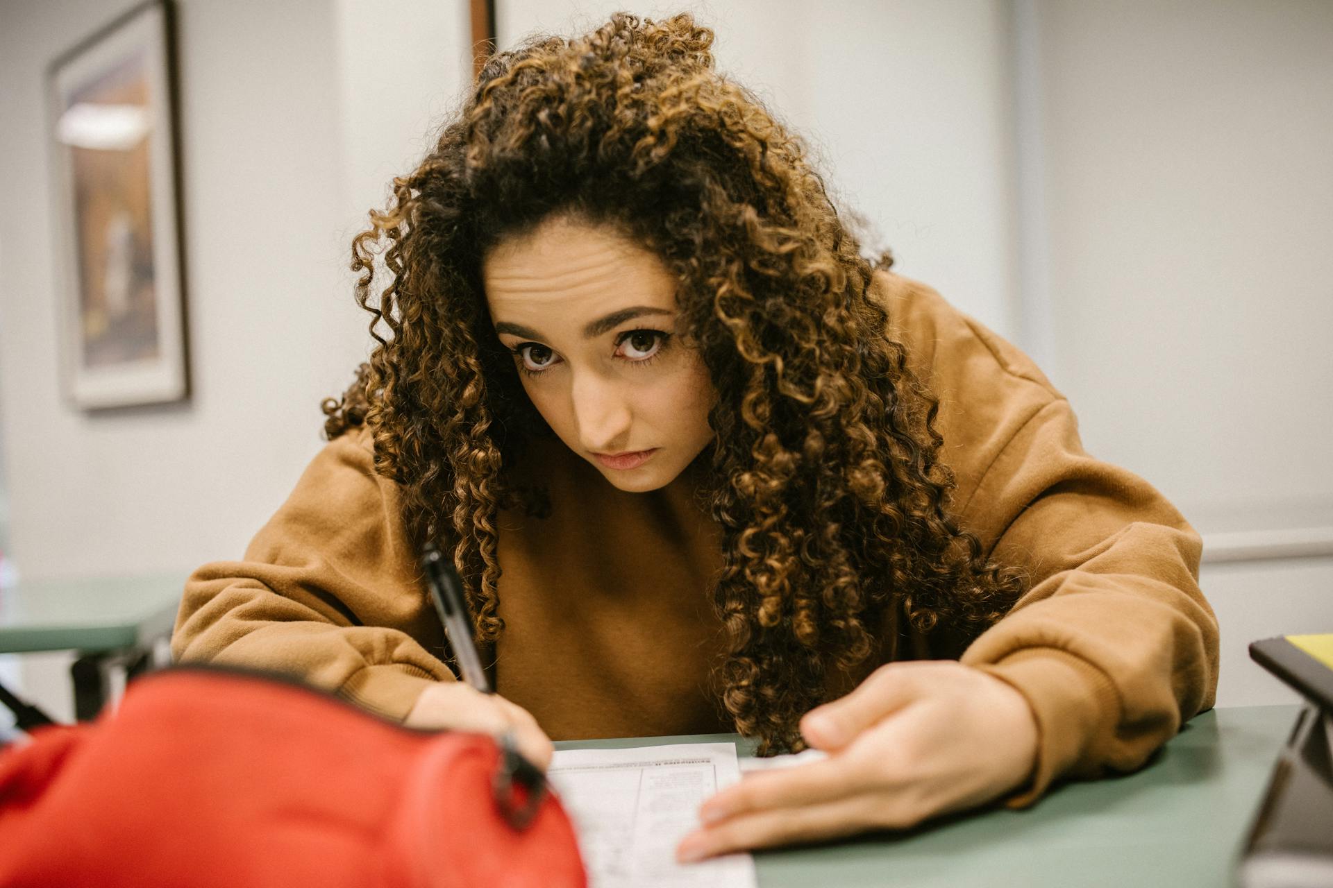 Une adolescente dans une classe de lycée | Source : Pexels