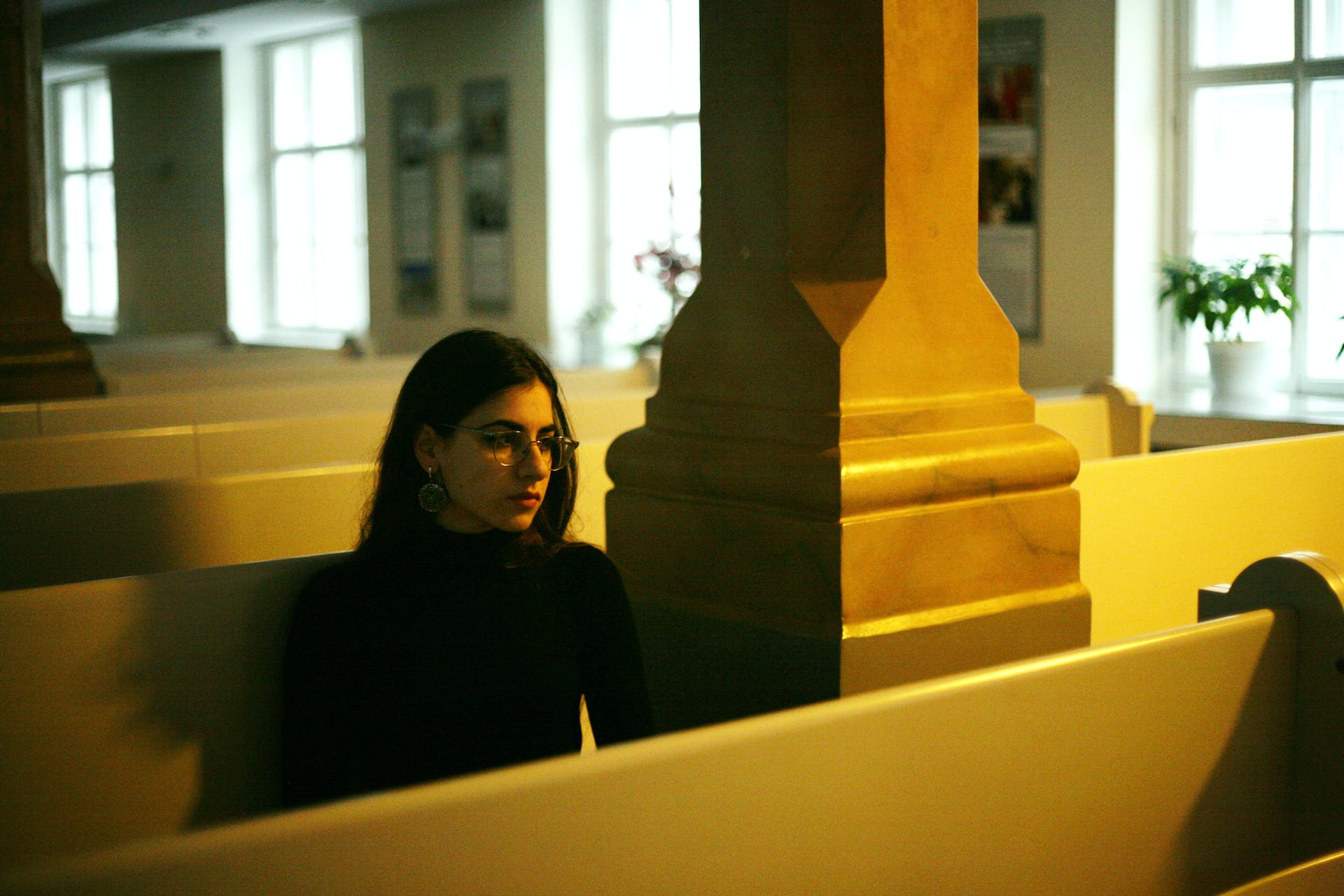 Une femme assise dans une église | Source : Pexels