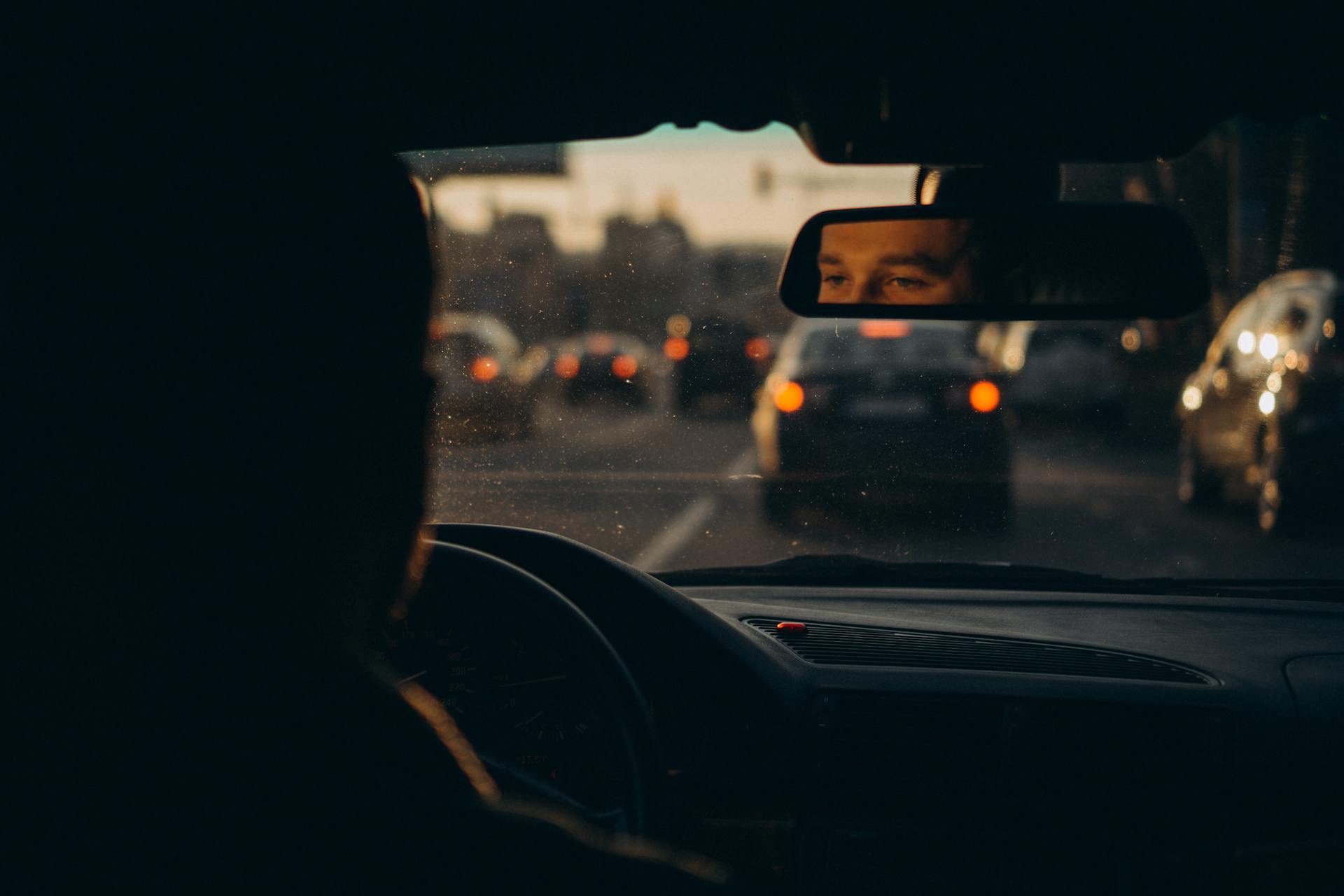 Un homme au volant d'une voiture | Source : Pexels