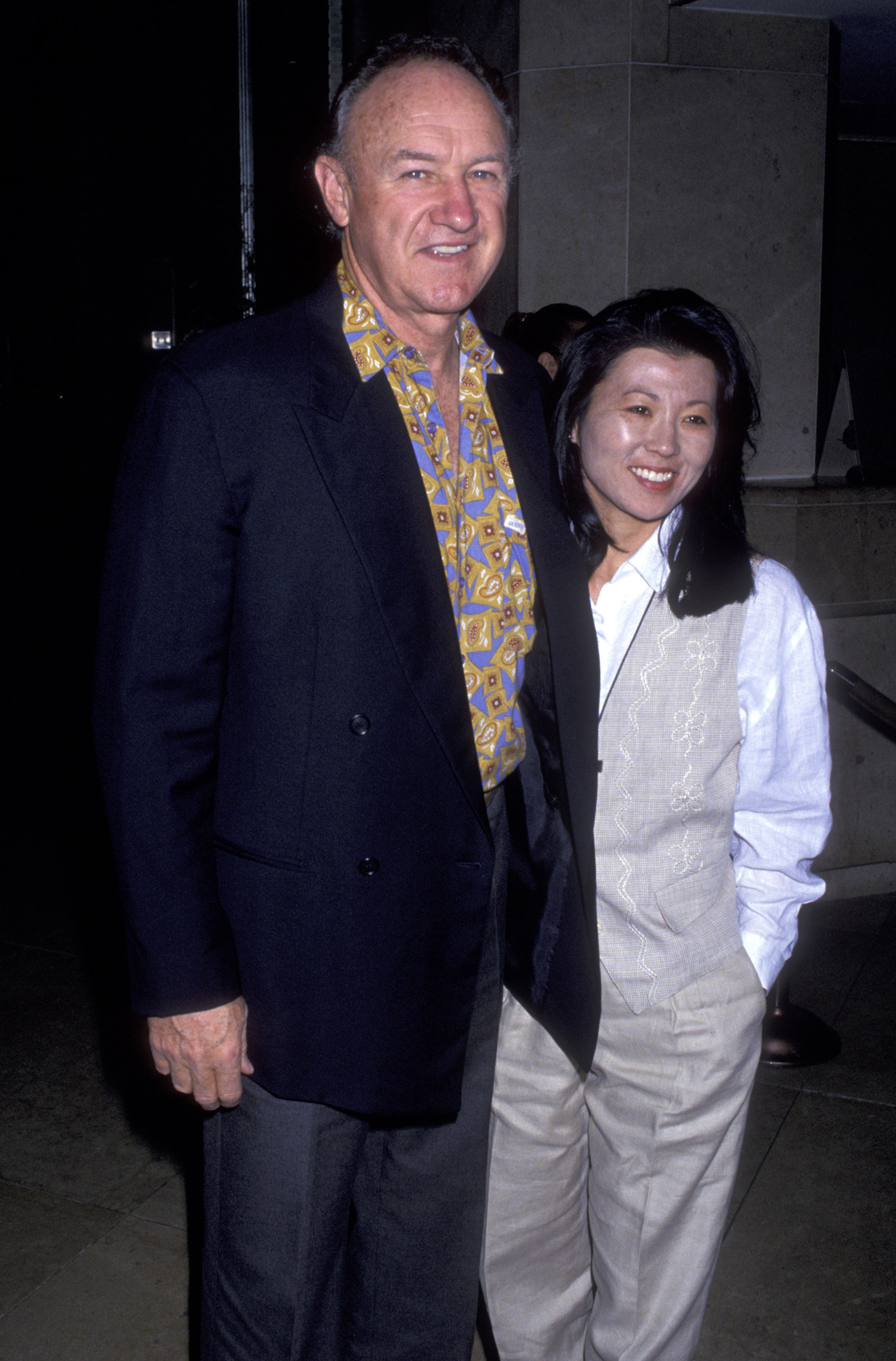 Gene Hackman et Betsy Arakawa lors de la conférence de la presse étrangère d'Hollywood à l'hôtel Beverly Hilton à Beverly Hills, Californie, le 11 novembre 1992 | Source : Getty Images