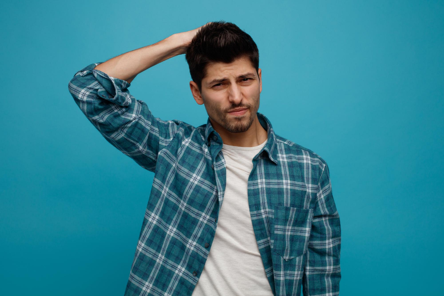 Un homme plein de regrets qui a l'air coupable | Source : Freepik