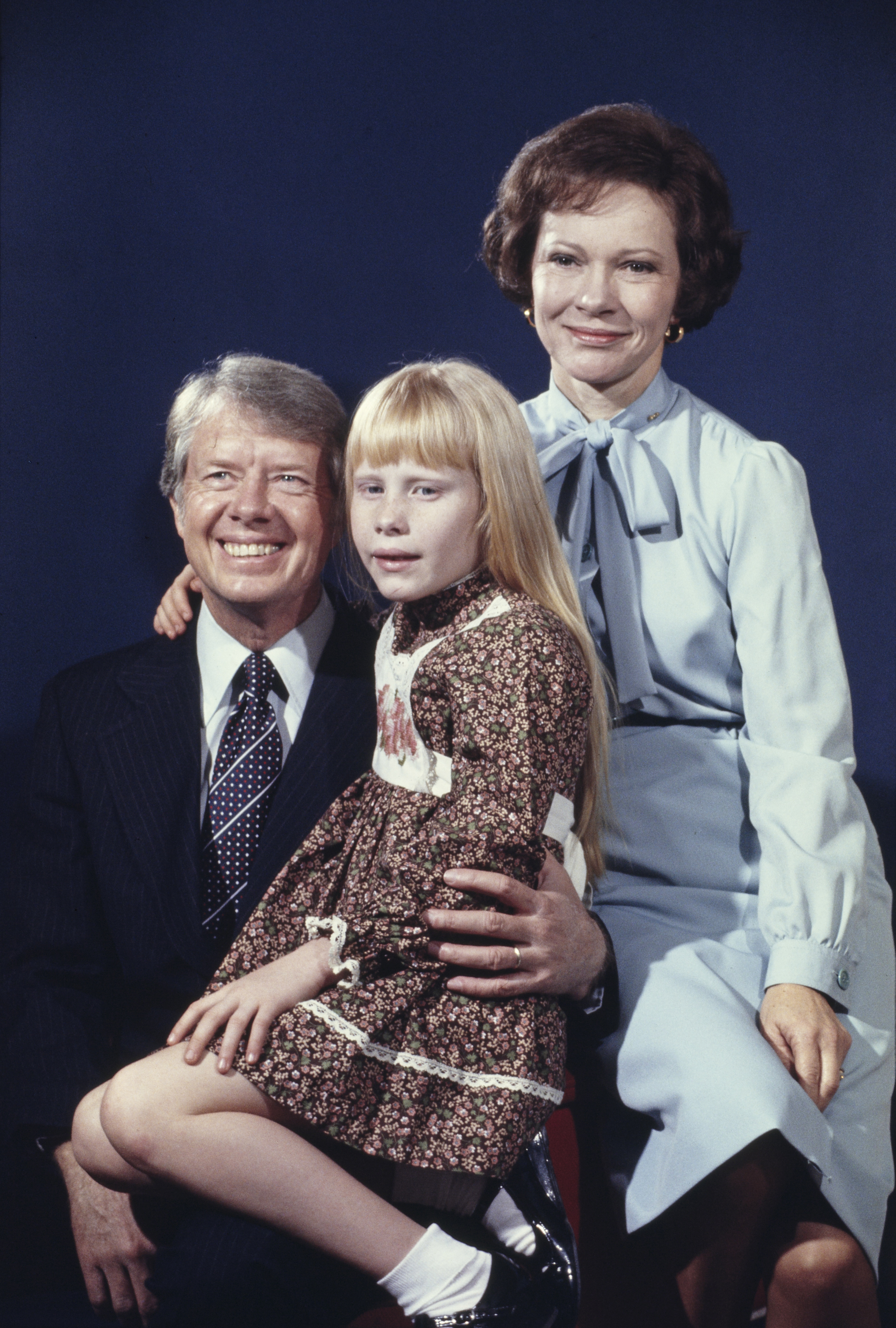 Jimmy Carter, Rosalynn et Amy posent pour une photo de famille officielle à Plains, en Géorgie, le 5 décembre 1976. | Source : Getty Images