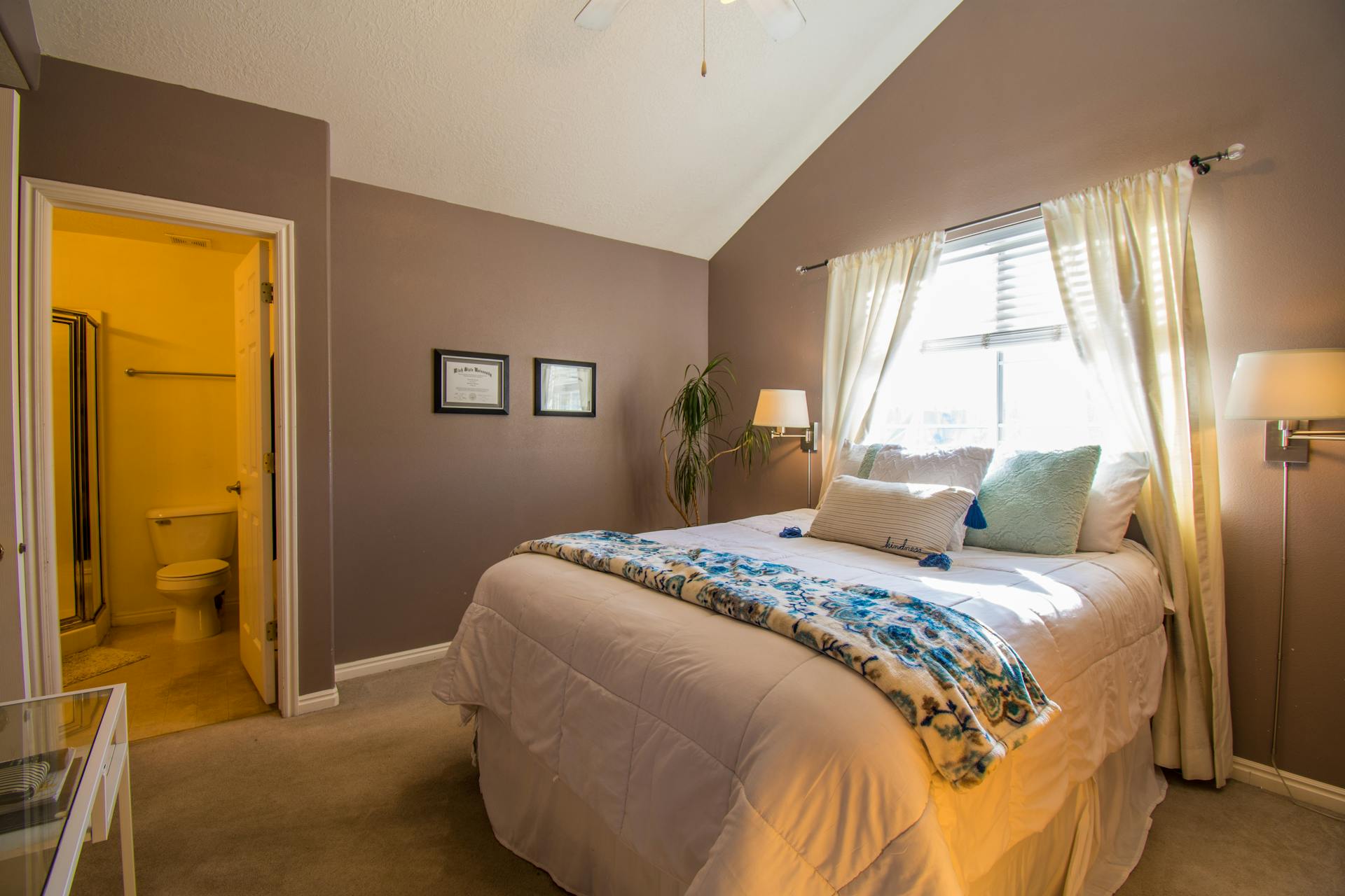 Une chambre à coucher avec une salle de bain attenante | Source : Pexels
