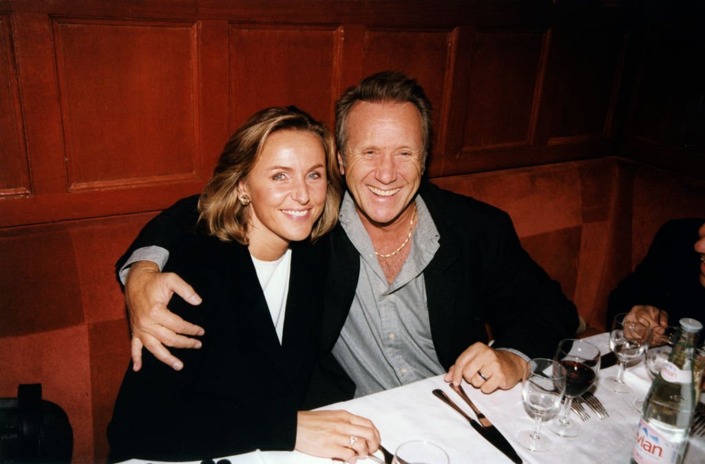 Karine et Yves Rénier le 16 septembre 1998 à Paris, France. І Source : Getty Images
