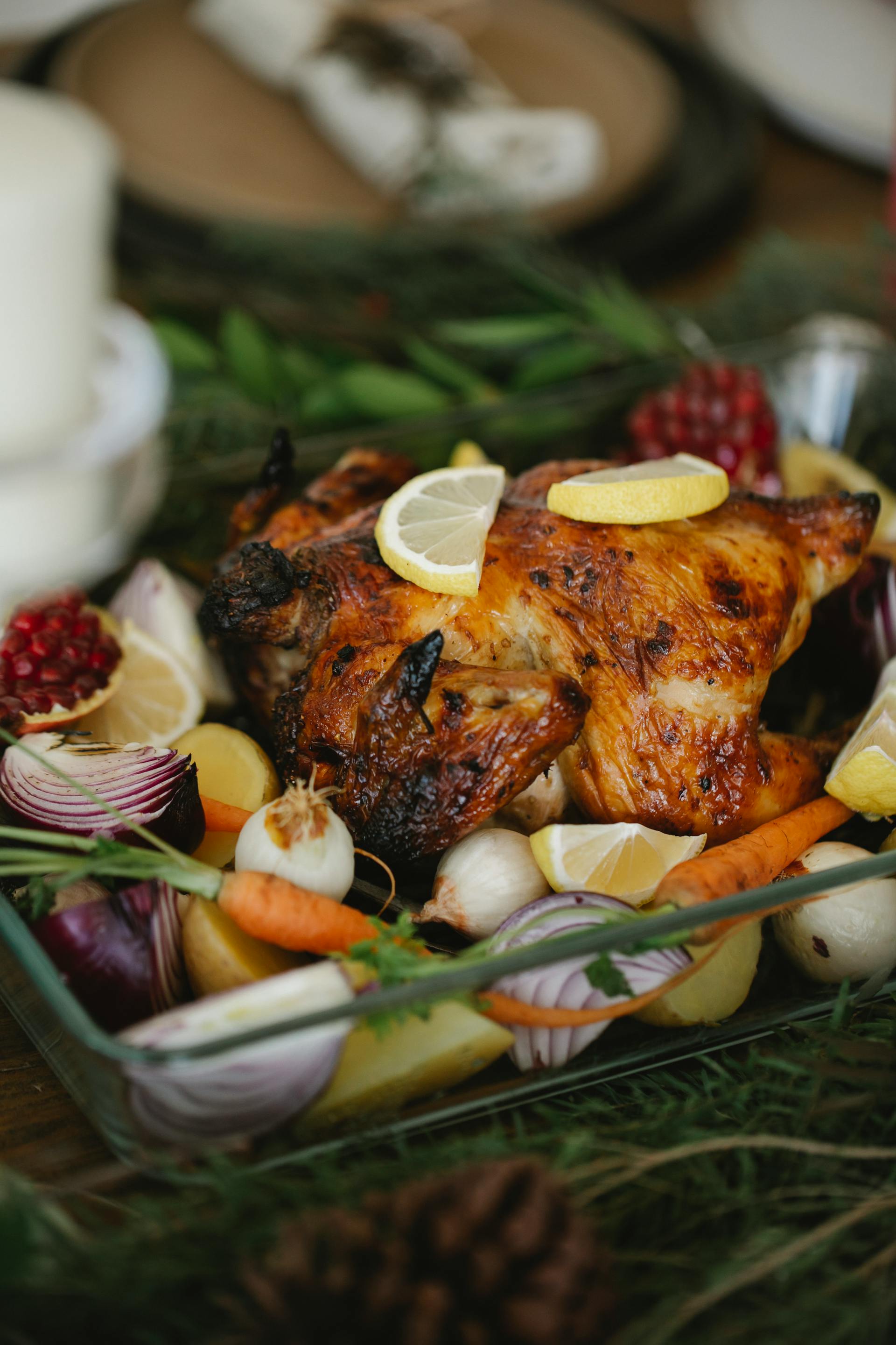 Une photo montrant du poulet rôti servi dans un plat avec des légumes | Source : Pexels