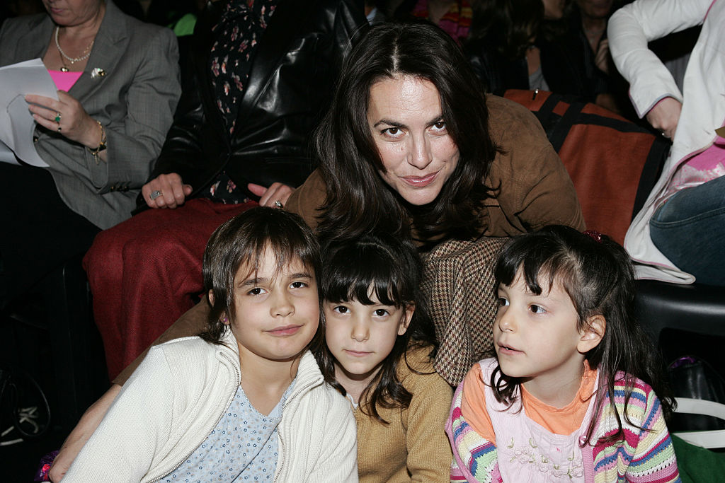 L'actrice et chanteuse française Lio et ses filles : Esmeralda, Léa et Garance assistent au défilé de mode Ungaro, collection prêt-à-porter printemps-été 2005, lors de la Fashion Week de Paris. | Source : Getty Images