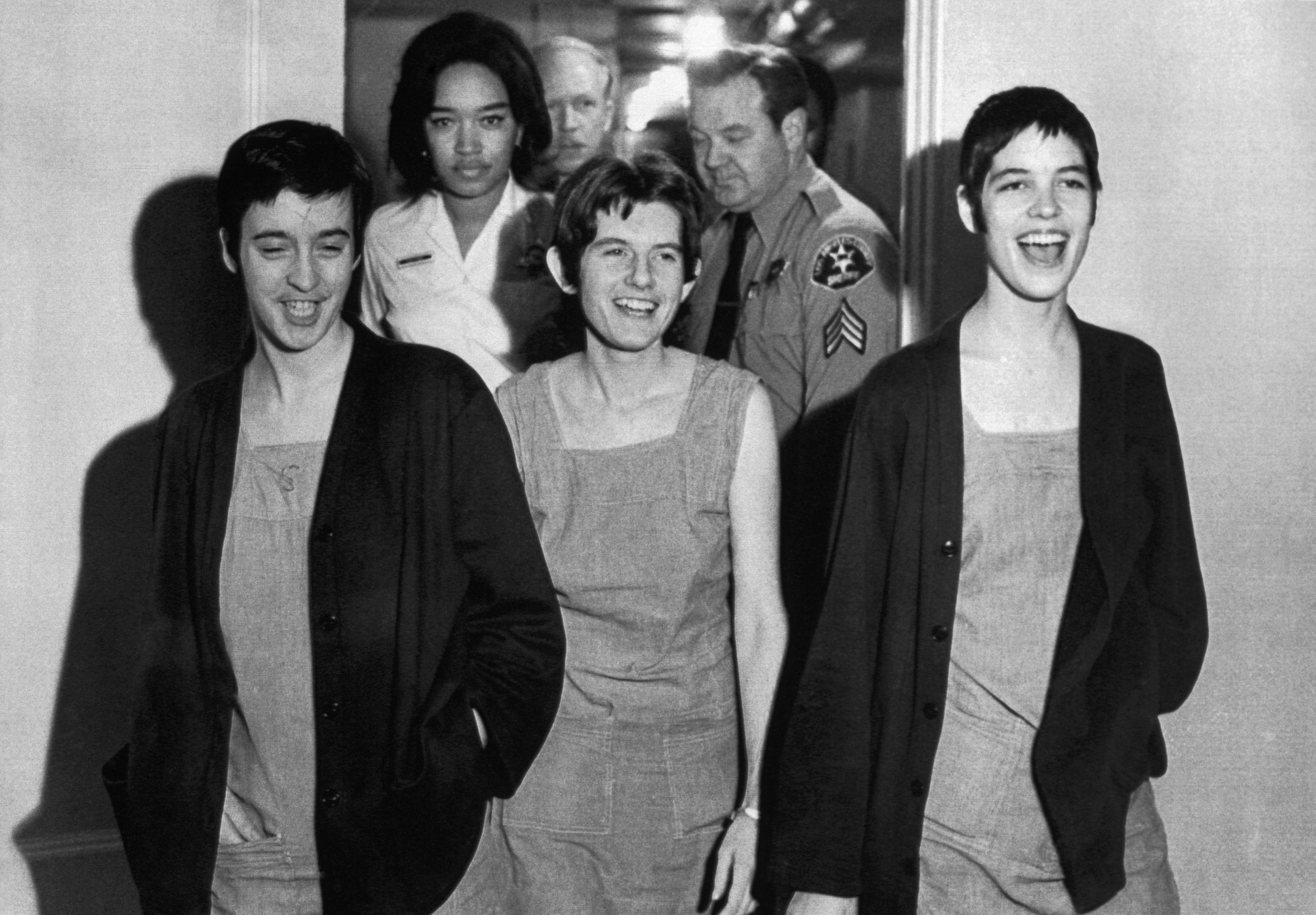 Susan Denise Atkins (à gauche), Patricia Krenwinkel et Leslie Van Houten, photo prise le 29 mars 1971| Source : Getty Images