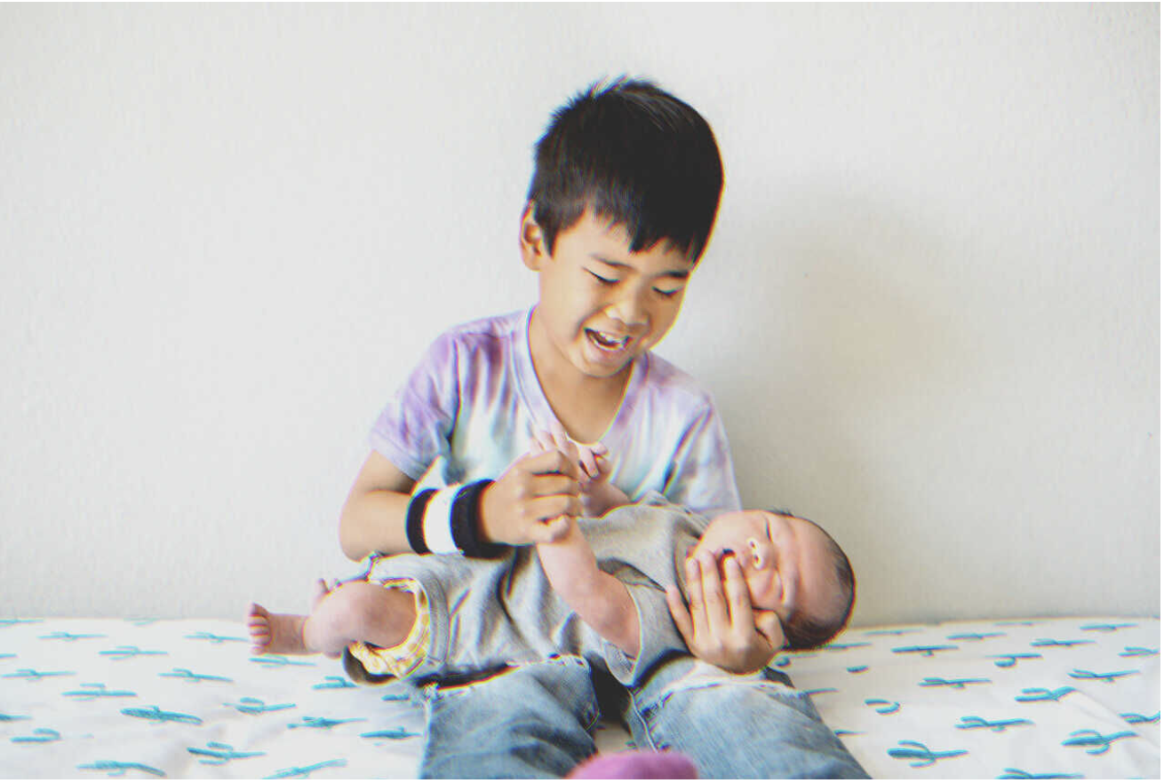 Menino com bebê. | Foto: Shutterstock
