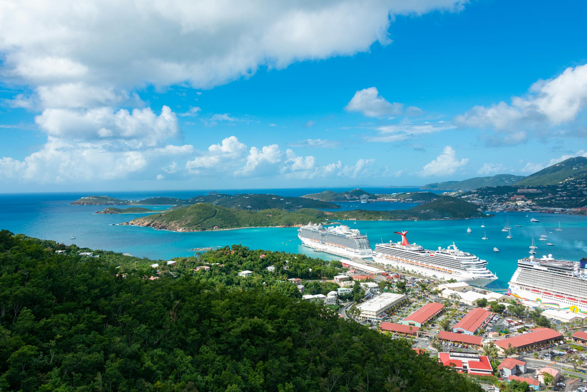 Des bateaux de croisière à une baie | Source : Pexels