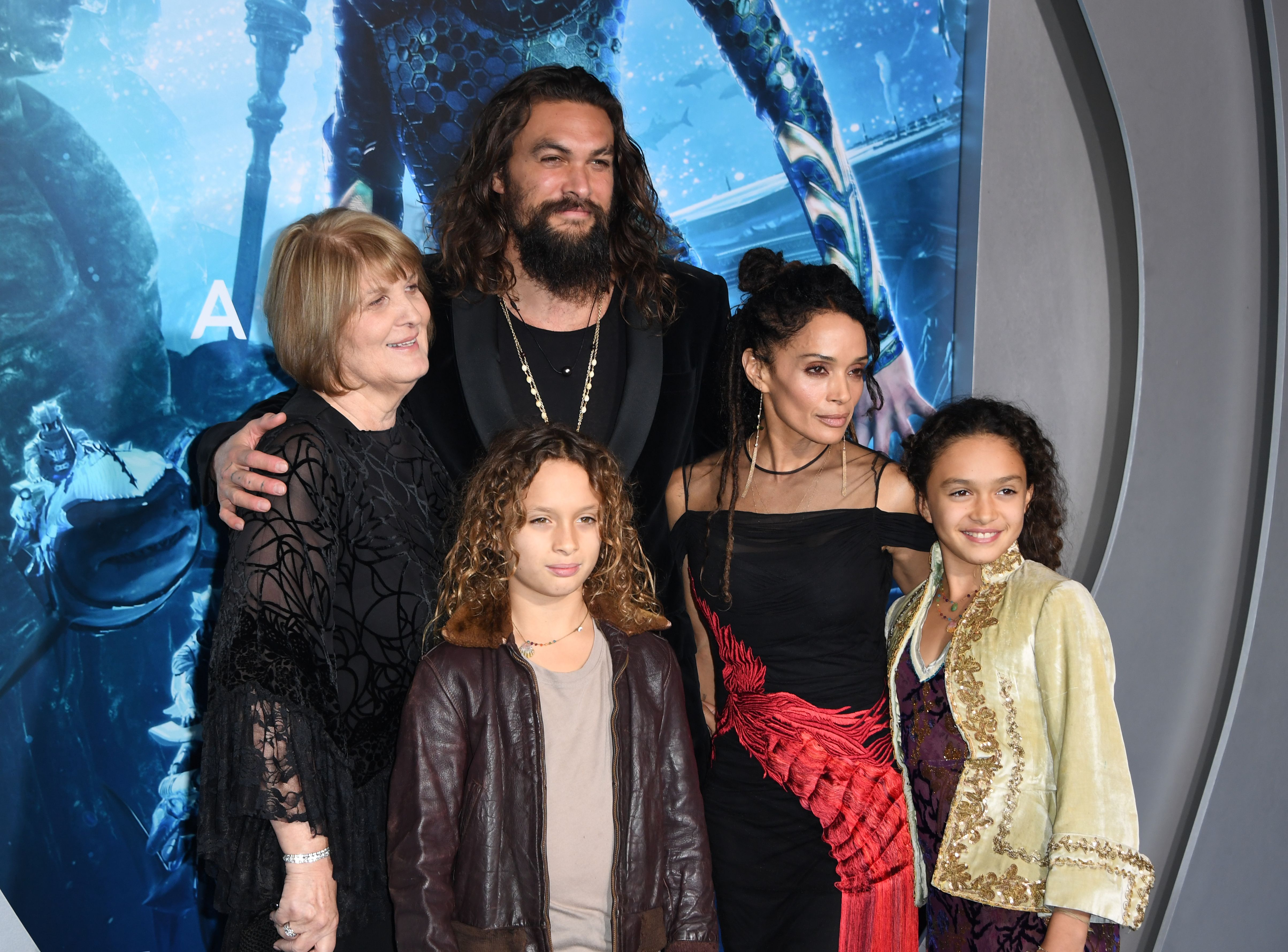 Jason Momoa, Coni Momoa, Nakoa-Wolf, Lisa Bonet et Lola lors de la première mondiale d'"Aquaman" à Hollywood, en Californie, le 12 décembre 2018 | Source : Getty Images