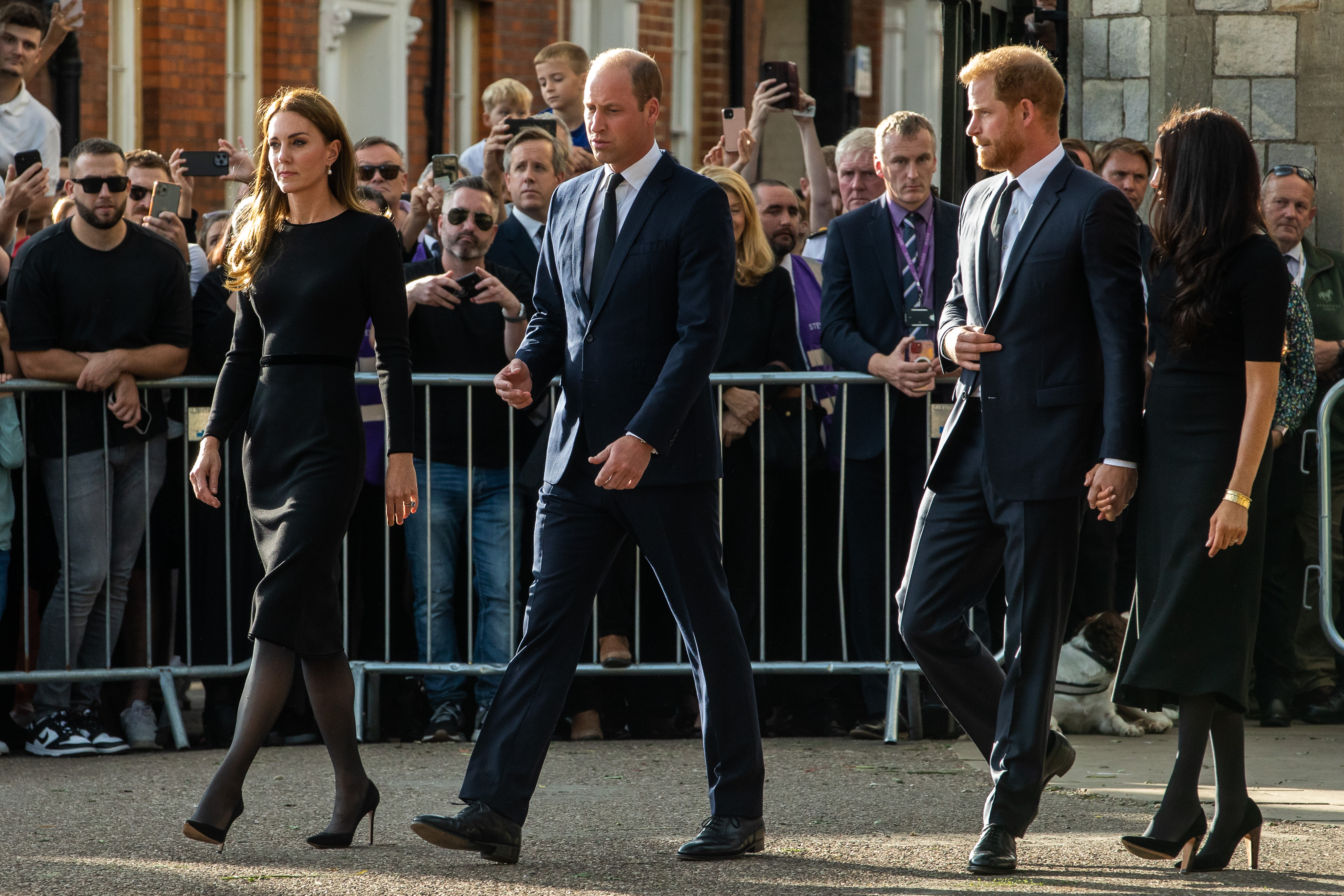 Le prince William et Catherine, les nouveaux prince et princesse de Galles, accompagnés du prince Harry et de Meghan, le duc et la duchesse de Sussex, saluent les sympathisants à l'extérieur du château de Windsor, le 10 septembre 2022 à Windsor, au Royaume-Uni. | Source : Getty Images