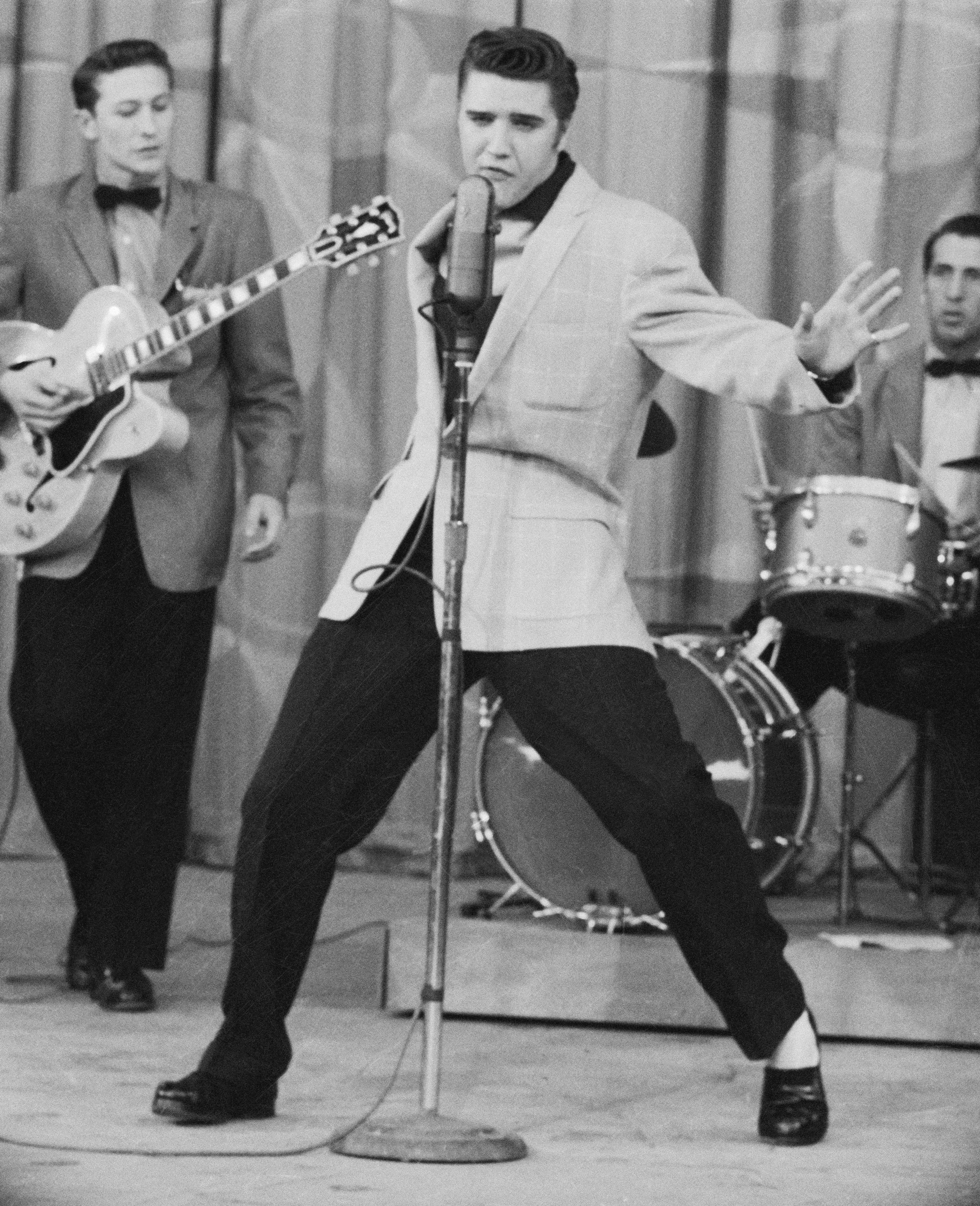Elvis Presley se produit sur scène le 22 juin 1956 | Source : Getty Images