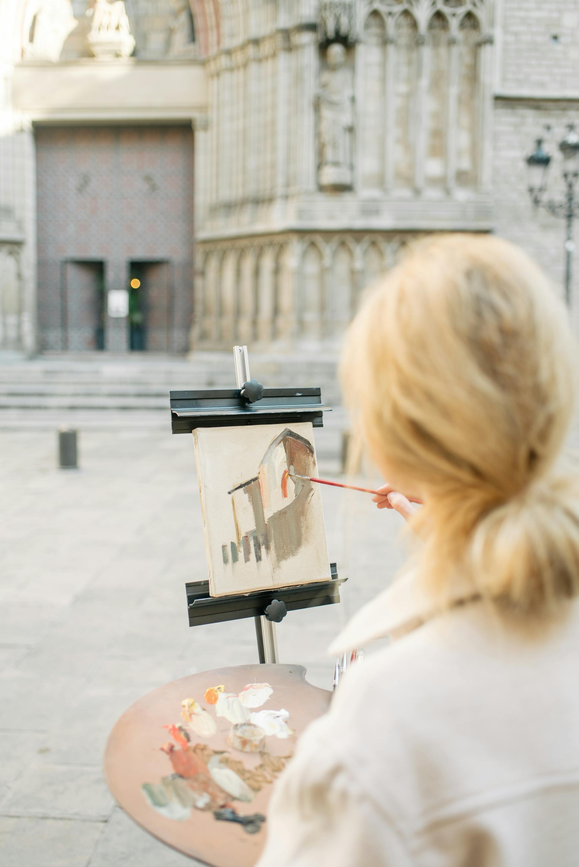 Femme peignant une cathédrale | Source : Pexels